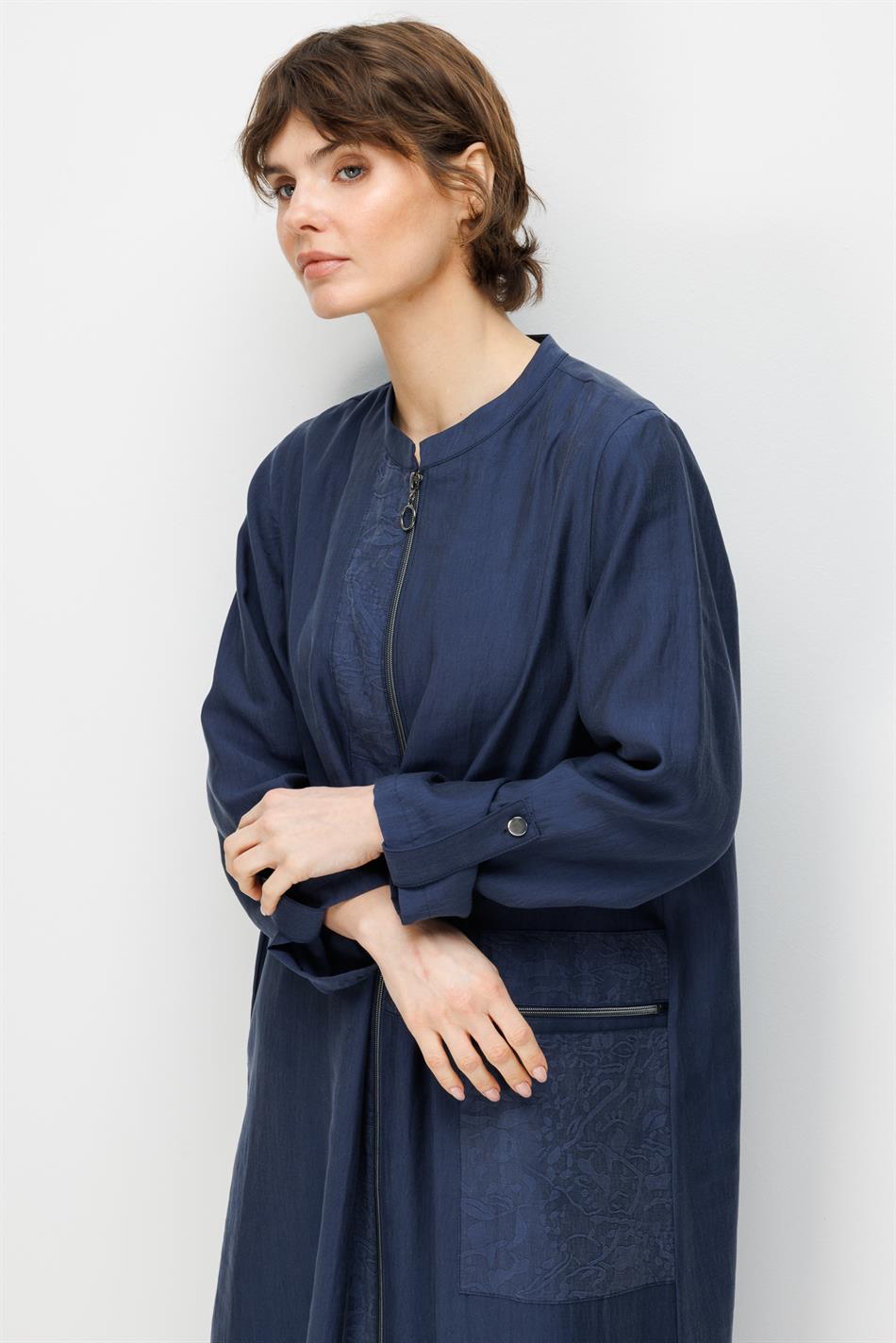 80% natuurlijke LyoCELL gedrapeerde, zachte abaya met afwisselend patroon, versieringen op het lijf en de zakken - Marineblauw