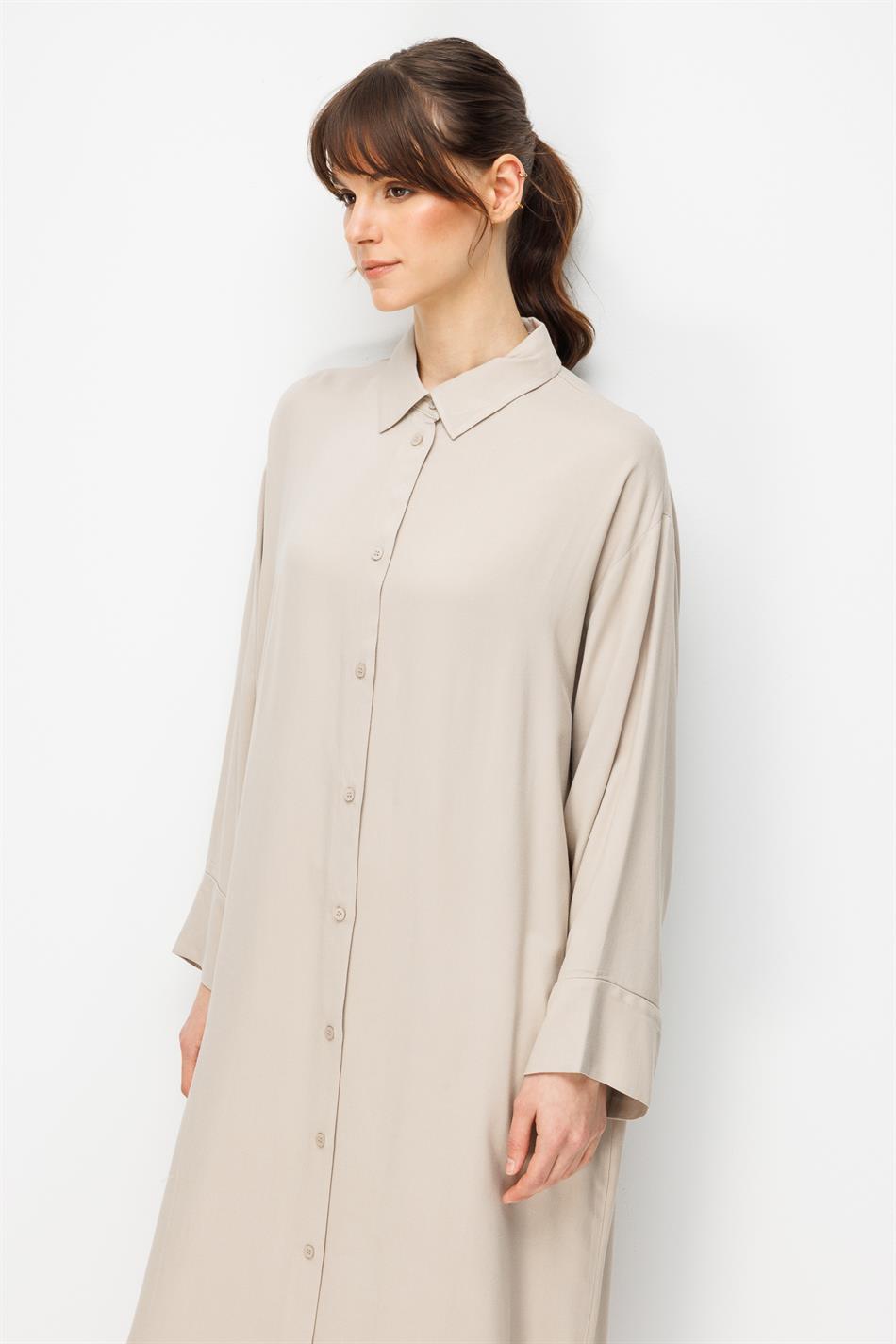 Maxi-tuniek van 80% natuurlijke viscose, soepelvallende stof, tijdloze afwerking met siersteentjes.