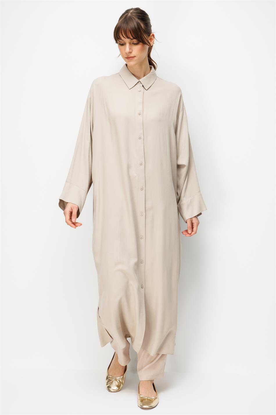 Maxi-tuniek van 80% natuurlijke viscose, soepelvallende stof, tijdloze afwerking met siersteentjes.