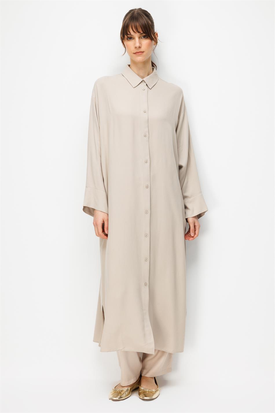 Maxi-tuniek van 80% natuurlijke viscose, soepelvallende stof, tijdloze afwerking met siersteentjes.