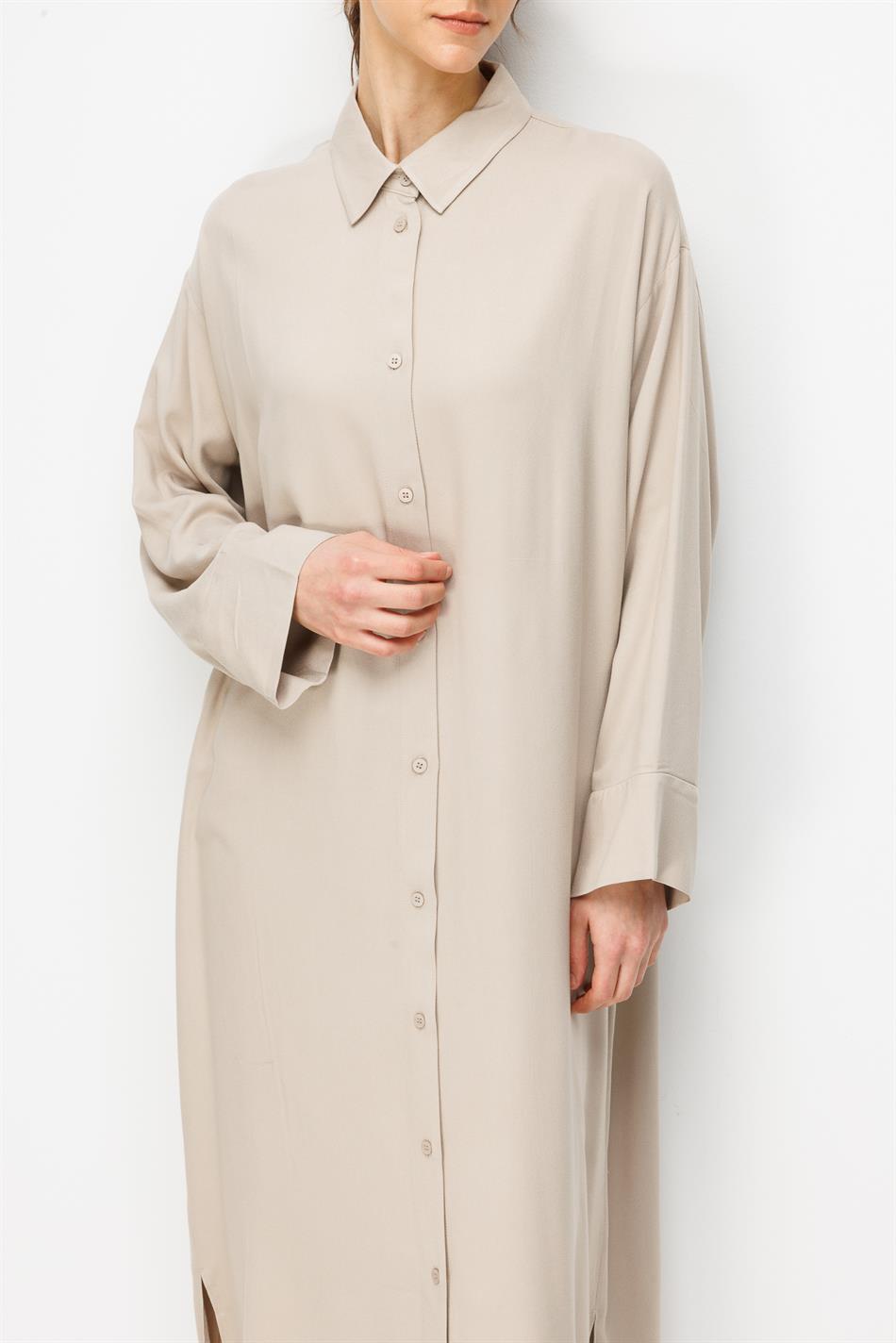 Maxi-tuniek van 80% natuurlijke viscose, soepelvallende stof, tijdloze afwerking met siersteentjes.