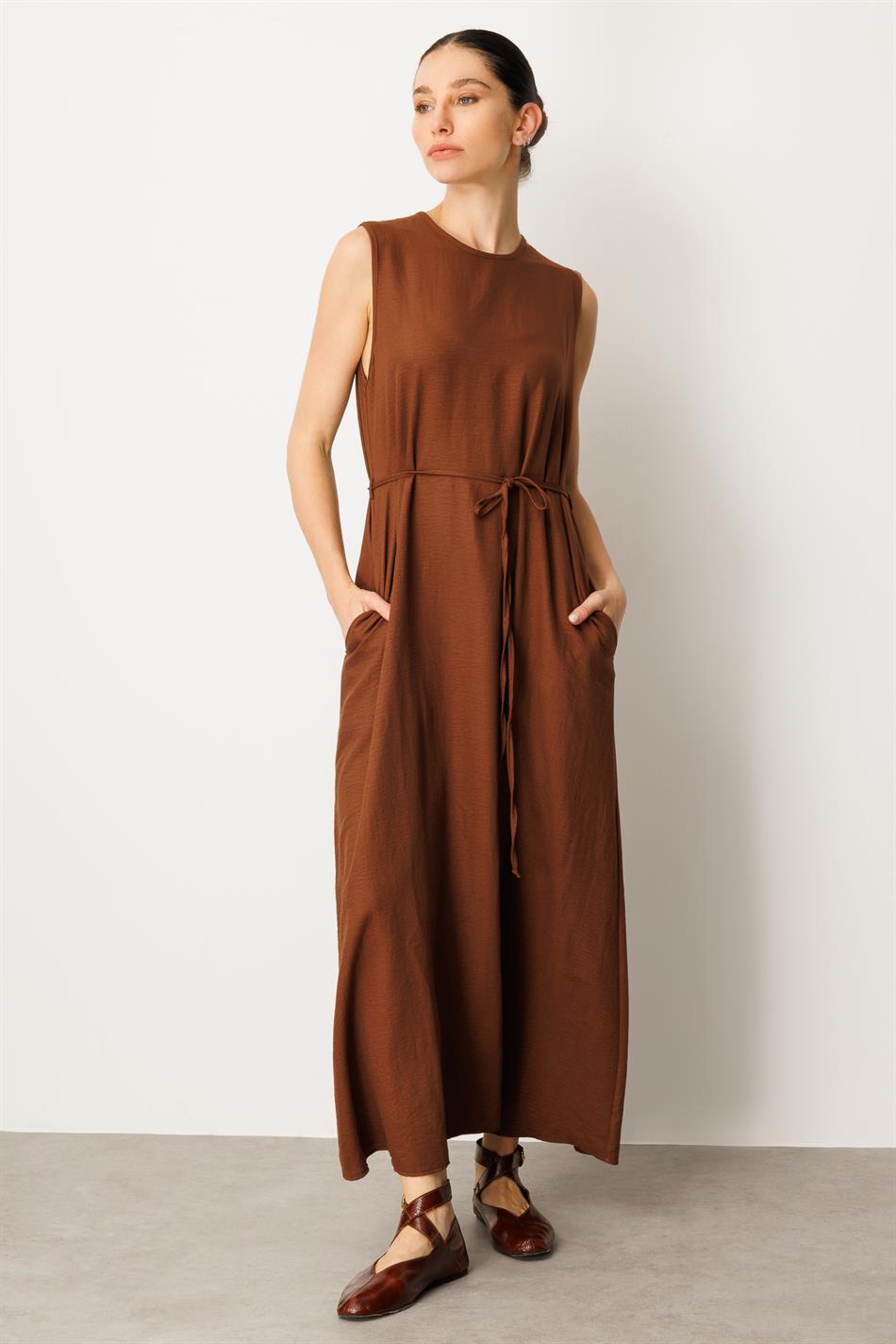Aller Seidenkleid Abaya-Braun, bestehend aus Oberteil und ärmellosem Unterkleid