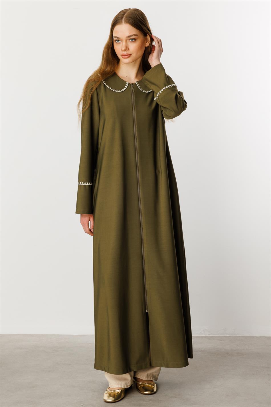 Baby trenchcoat/cape/abaya/khaki van dunne, geborduurde en gedrapeerde stof