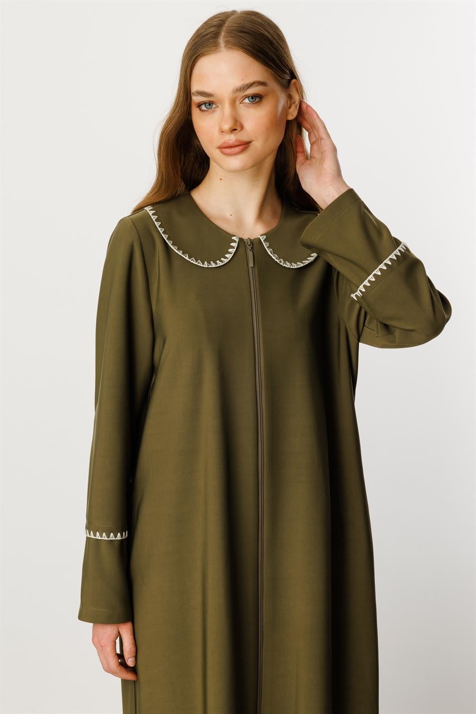 Baby trenchcoat/cape/abaya/khaki van dunne, geborduurde en gedrapeerde stof