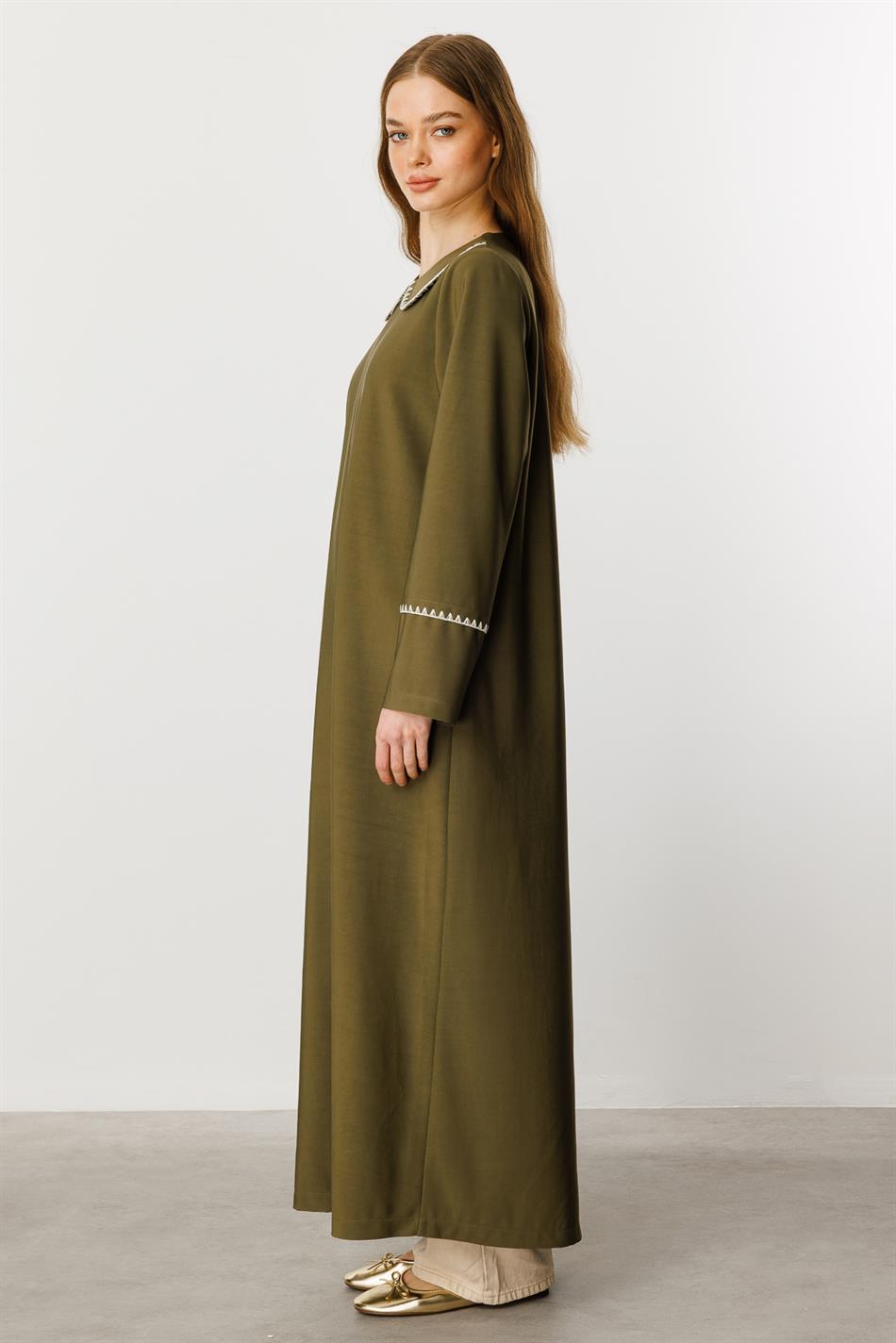 Baby trenchcoat/cape/abaya/khaki van dunne, geborduurde en gedrapeerde stof