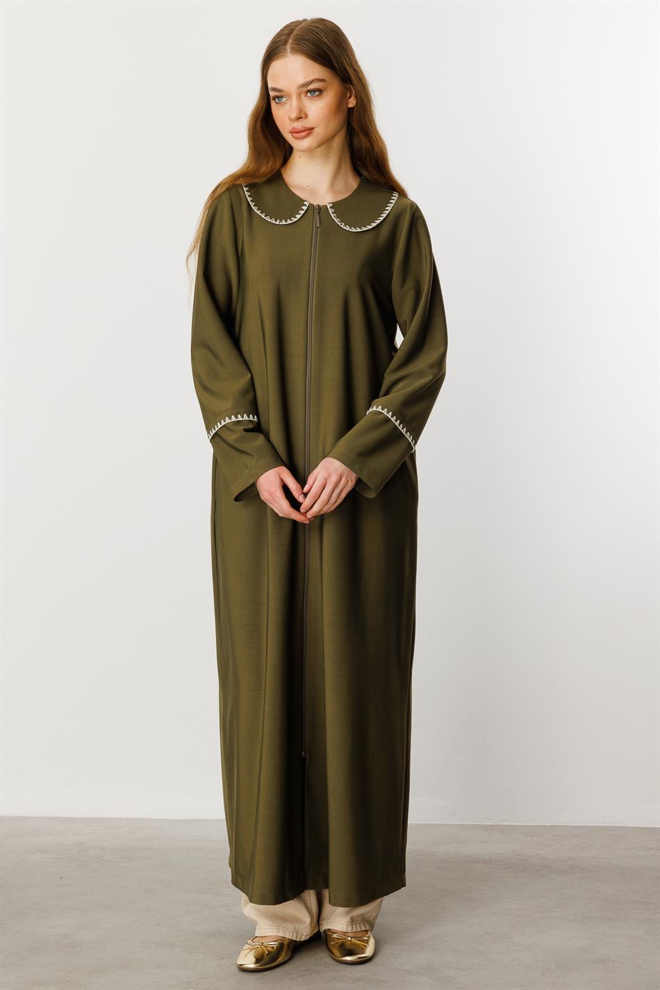 Baby trenchcoat/cape/abaya/khaki van dunne, geborduurde en gedrapeerde stof