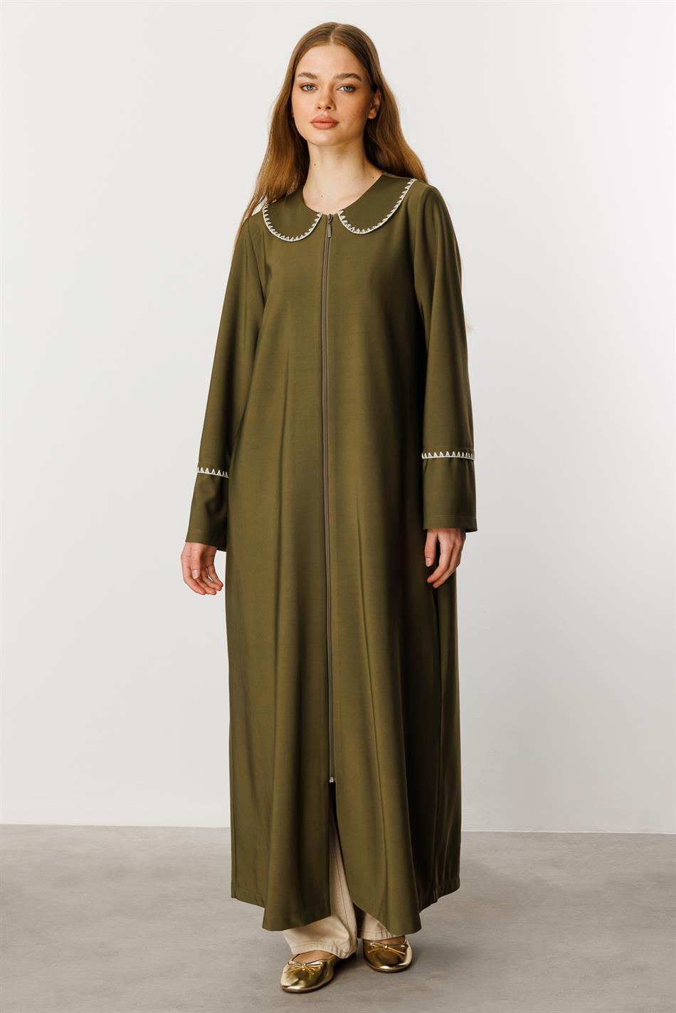 Baby trenchcoat/cape/abaya/khaki van dunne, geborduurde en gedrapeerde stof