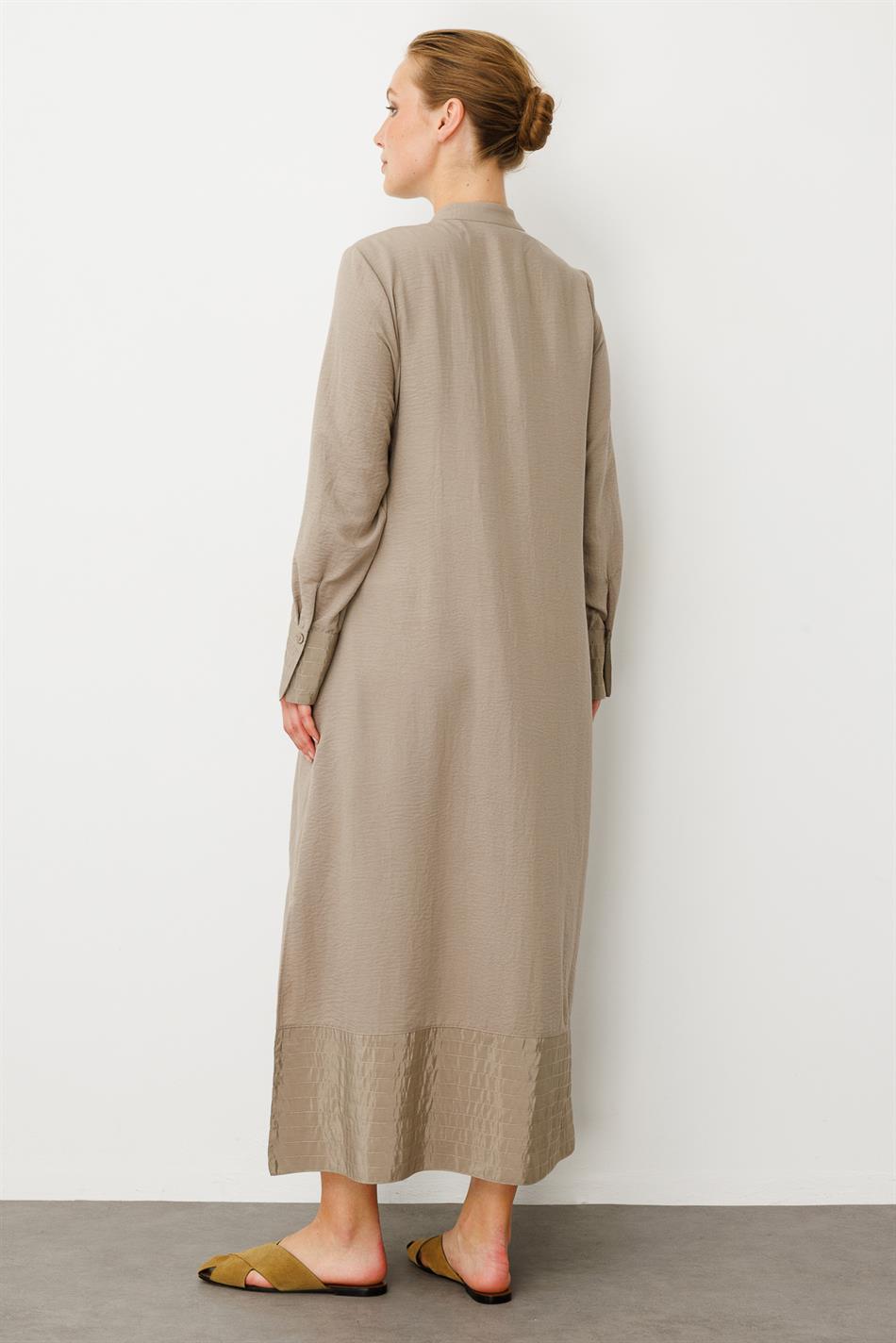 Jurk met riem/stiksels, rok- en mouwdetails, zijdeachtige textuur, kapje - nerts