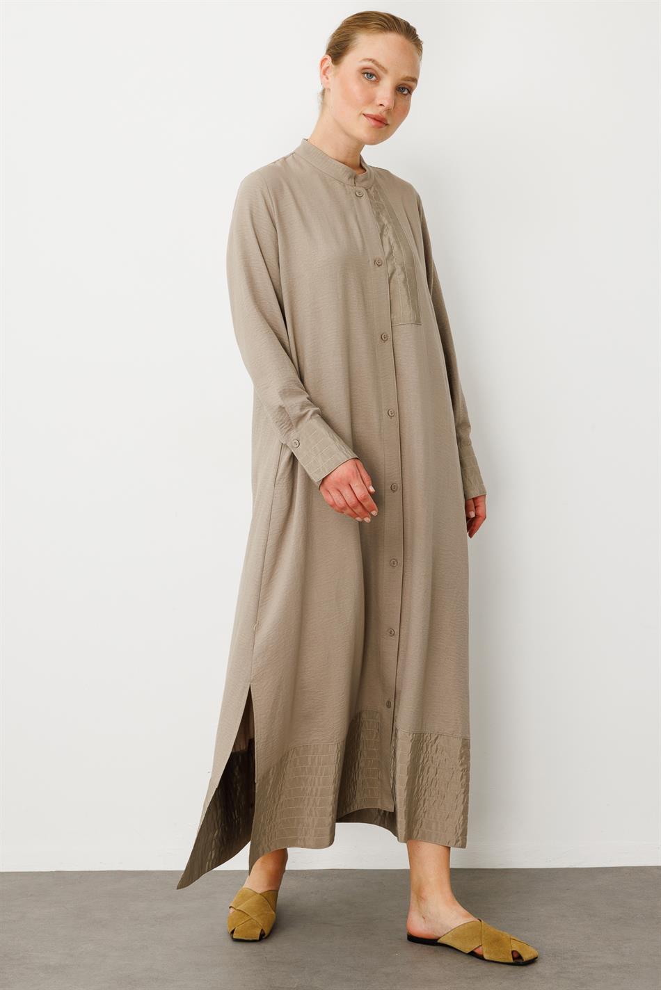 Jurk met riem/stiksels, rok- en mouwdetails, zijdeachtige textuur, kapje - nerts