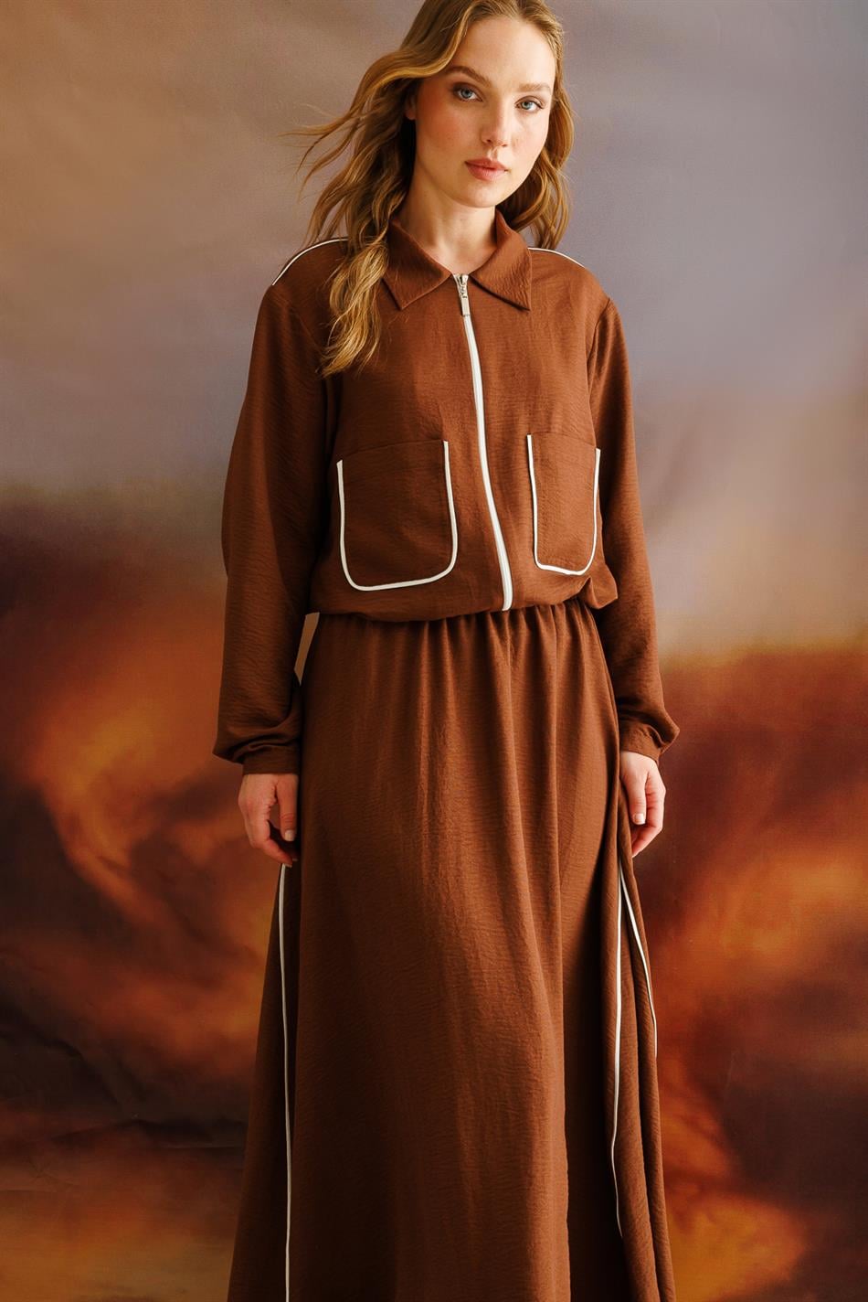Set bestaande uit een top en een broek van zijde met gedetailleerde bies - Koffie