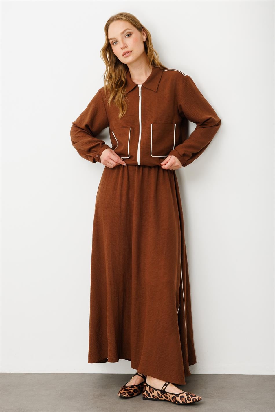 Set bestaande uit een top en een broek van zijde met gedetailleerde bies - Koffie