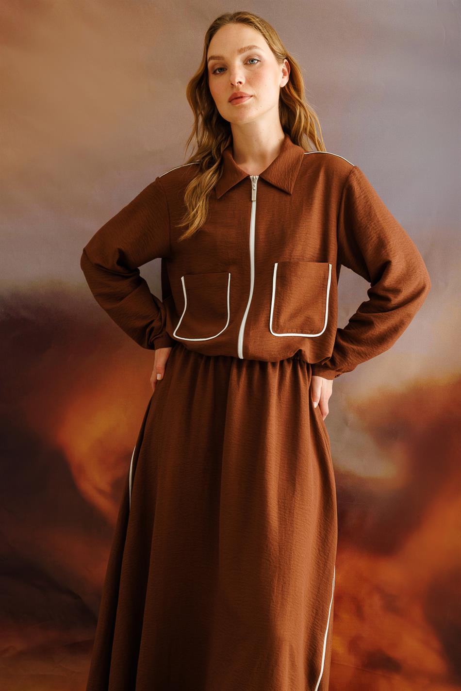 Set bestaande uit een top en een broek van zijde met gedetailleerde bies - Koffie