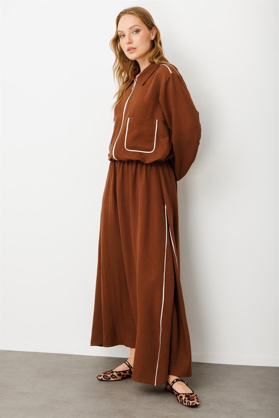 Set bestaande uit een top en een broek van zijde met gedetailleerde bies - Koffie