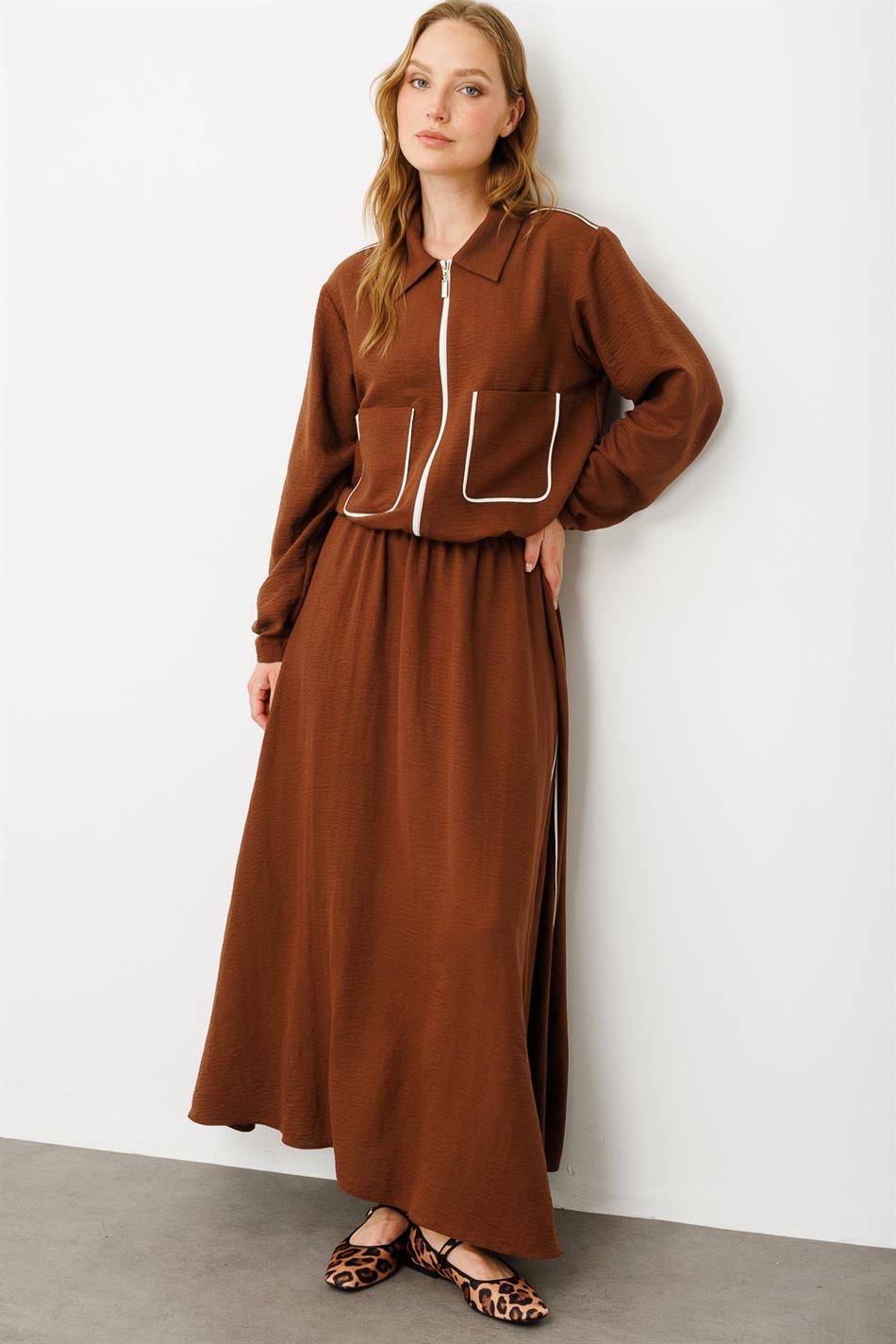 Set bestaande uit een top en een broek van zijde met gedetailleerde bies - Koffie