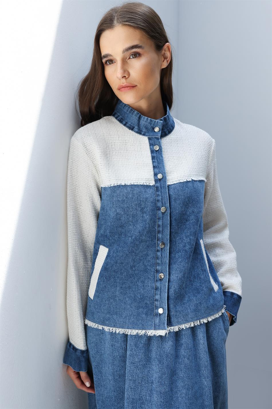 Blauwe rok en crèmekleurig jasje, gecombineerd met een sportief denim pak - marineblauw