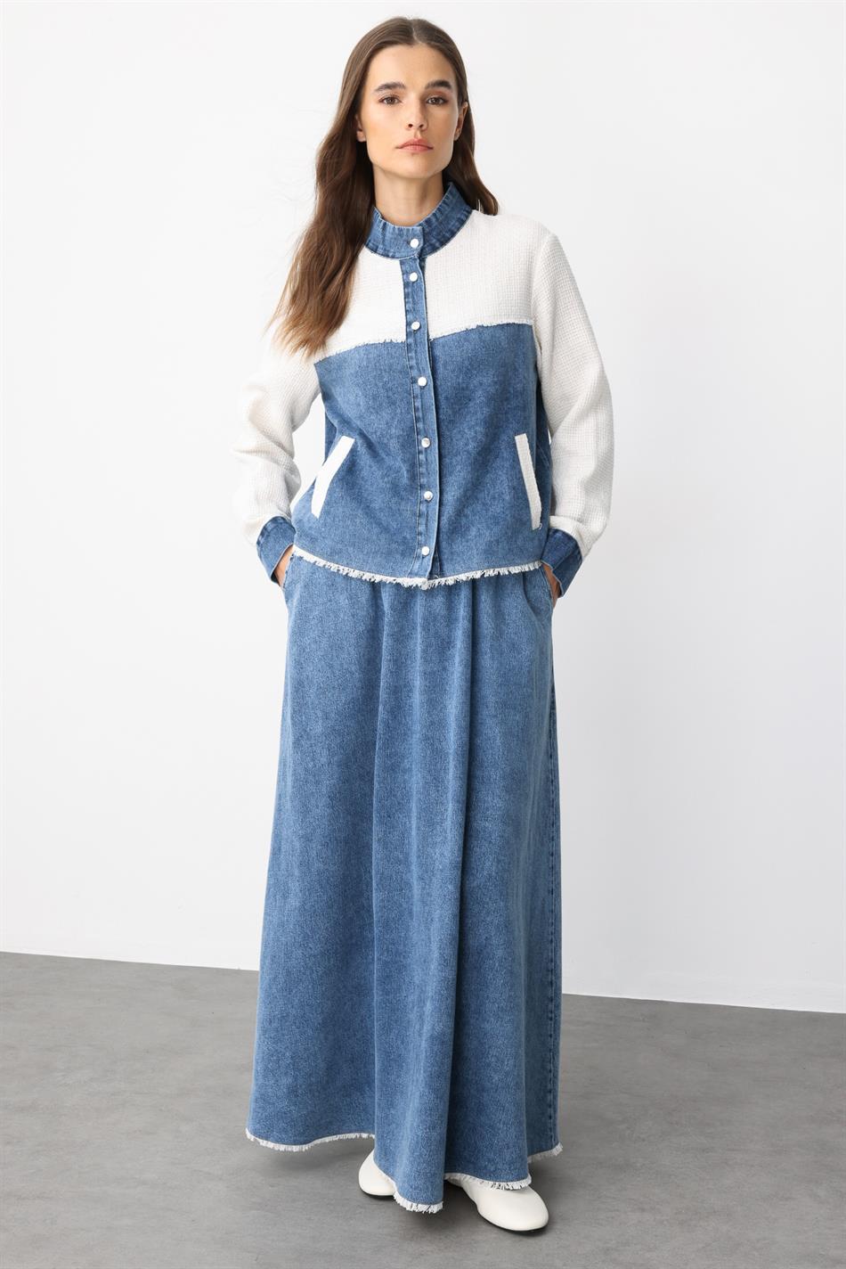 Blauwe rok en crèmekleurig jasje, gecombineerd met een sportief denim pak - marineblauw