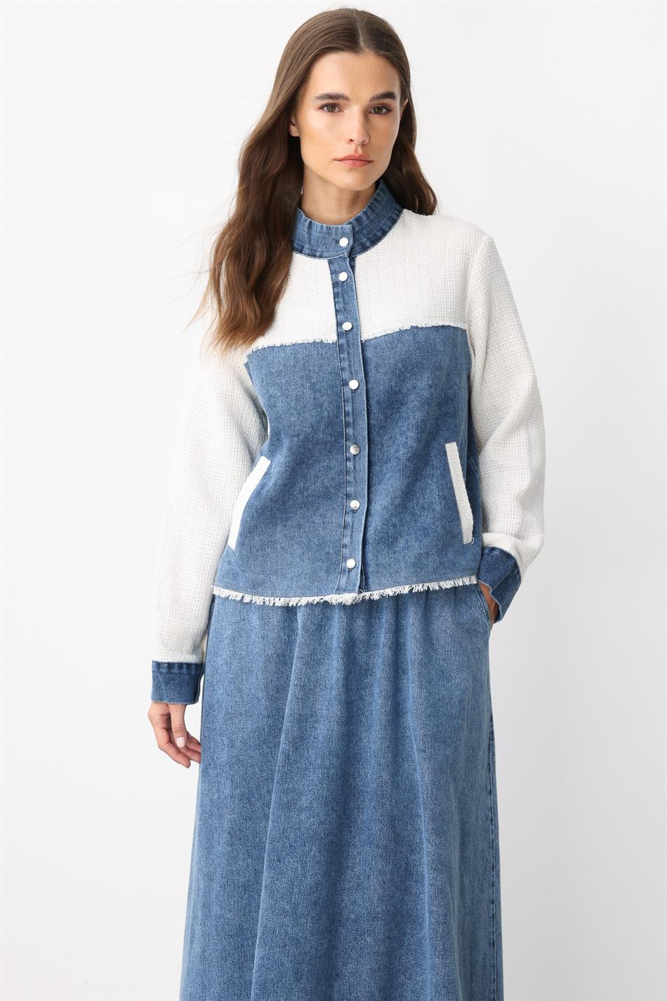 Blauwe rok en crèmekleurig jasje, gecombineerd met een sportief denim pak - marineblauw