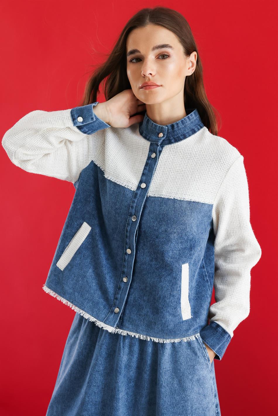 Blauwe rok en crèmekleurig jasje, gecombineerd met een sportief denim pak - marineblauw