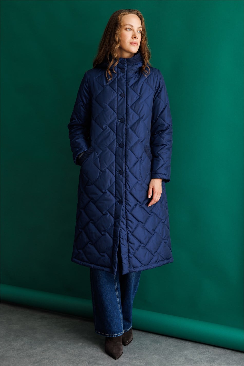 Gebreide jas met wollen afwerking, zachte strostructuur en gewatteerd lijf, met afgewerkte zakken en capuchonranden - Marineblauw.