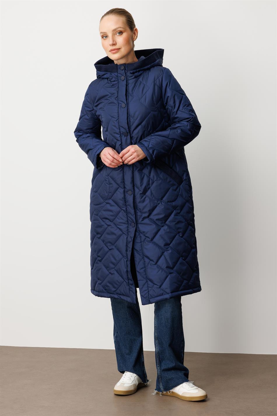 Yunla işlənmiş, yumşaq saman toxunuşlu və sırınmış gövdəli, cib və başlıq kənarları olan palto - tünd göy.