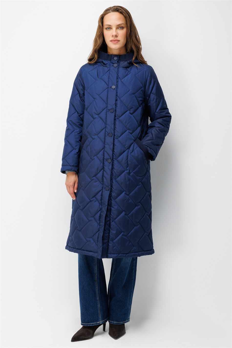 Gebreide jas met wollen afwerking, zachte strostructuur en gewatteerd lijf, met afgewerkte zakken en capuchonranden - Marineblauw.