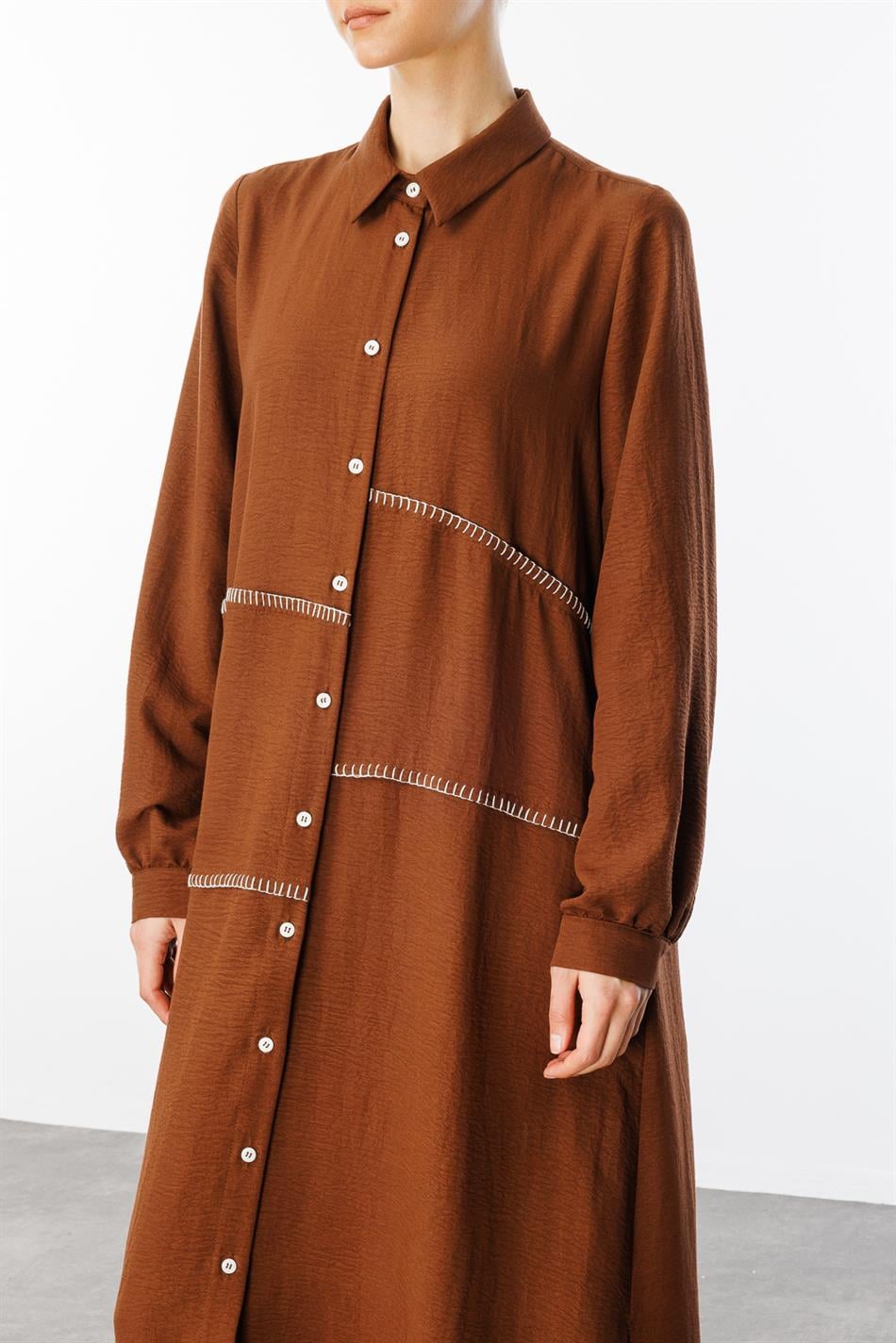 Chooban Bequeme Cape-Abaya mit Ziernähten und Seidenstoff – Braun