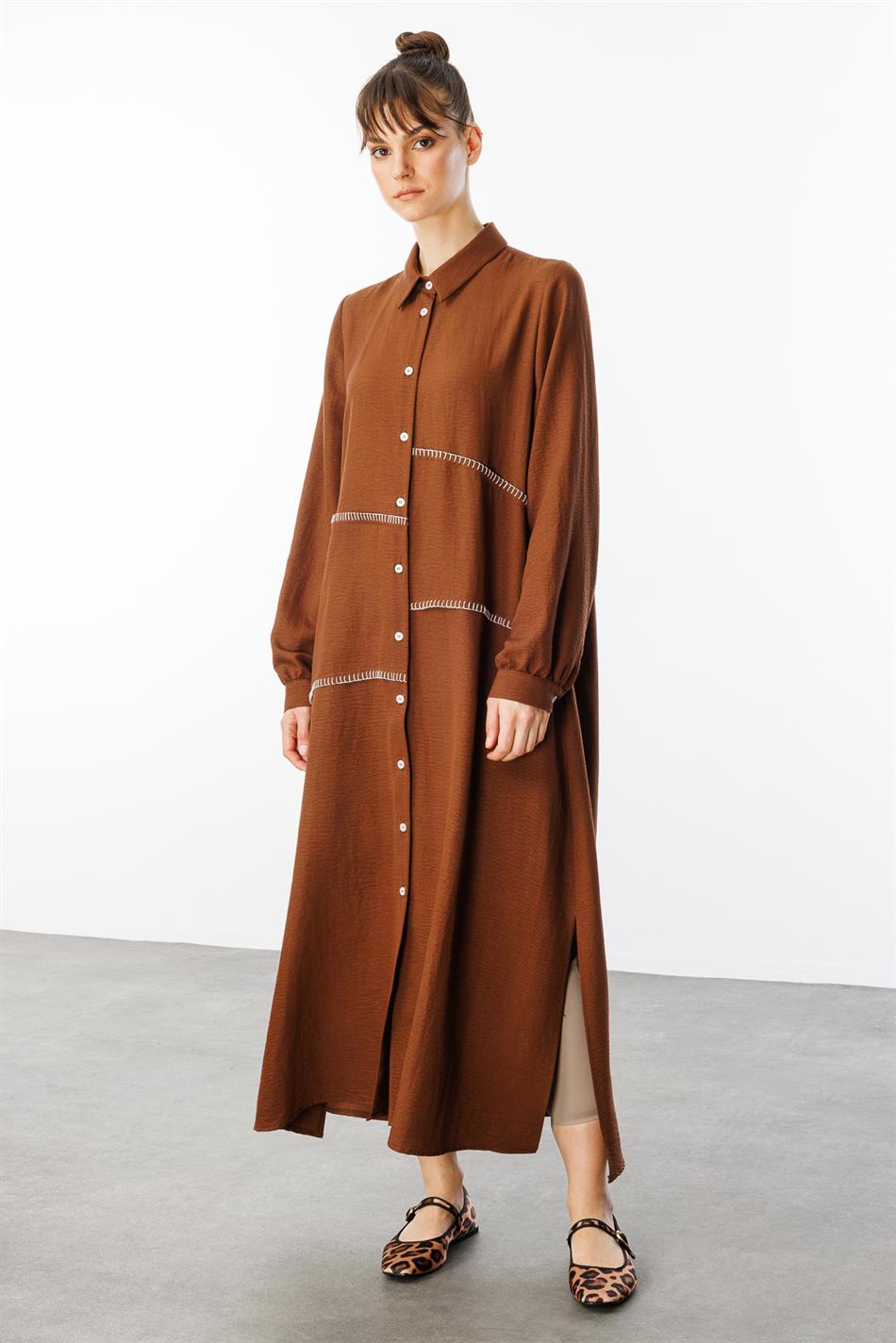 Chooban Bequeme Cape-Abaya mit Ziernähten und Seidenstoff – Braun