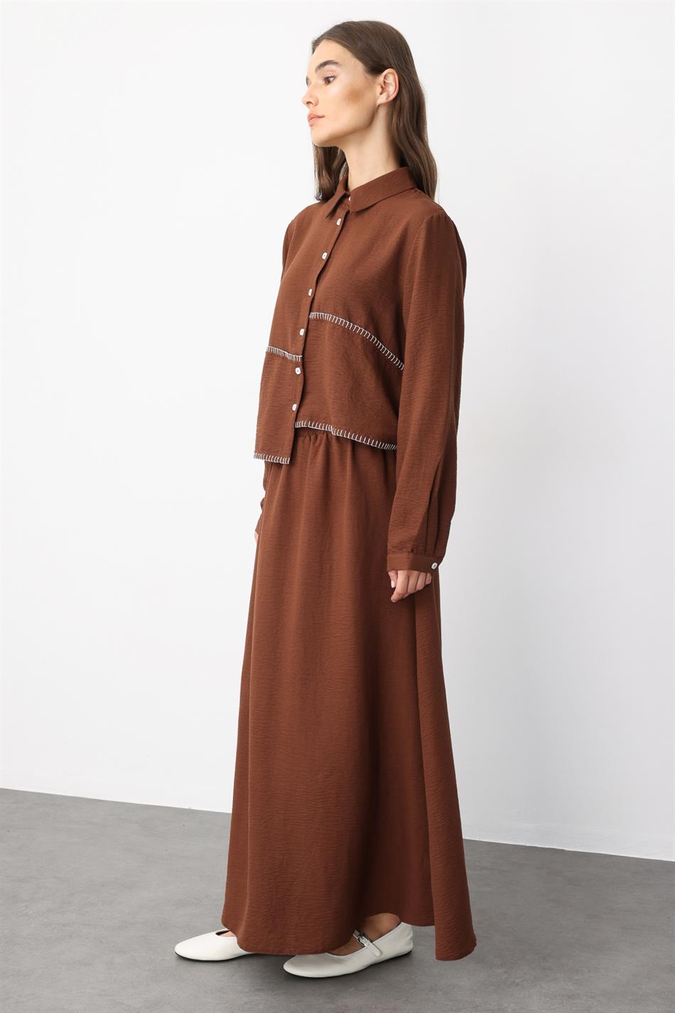 Rok/tuniekset met zijdezachte textuur en geborduurde randjes - Koffie