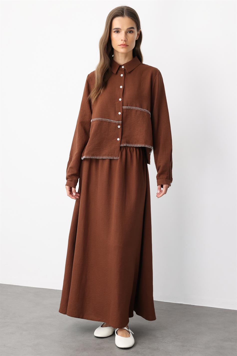 Rok/tuniekset met zijdezachte textuur en geborduurde randjes - Koffie