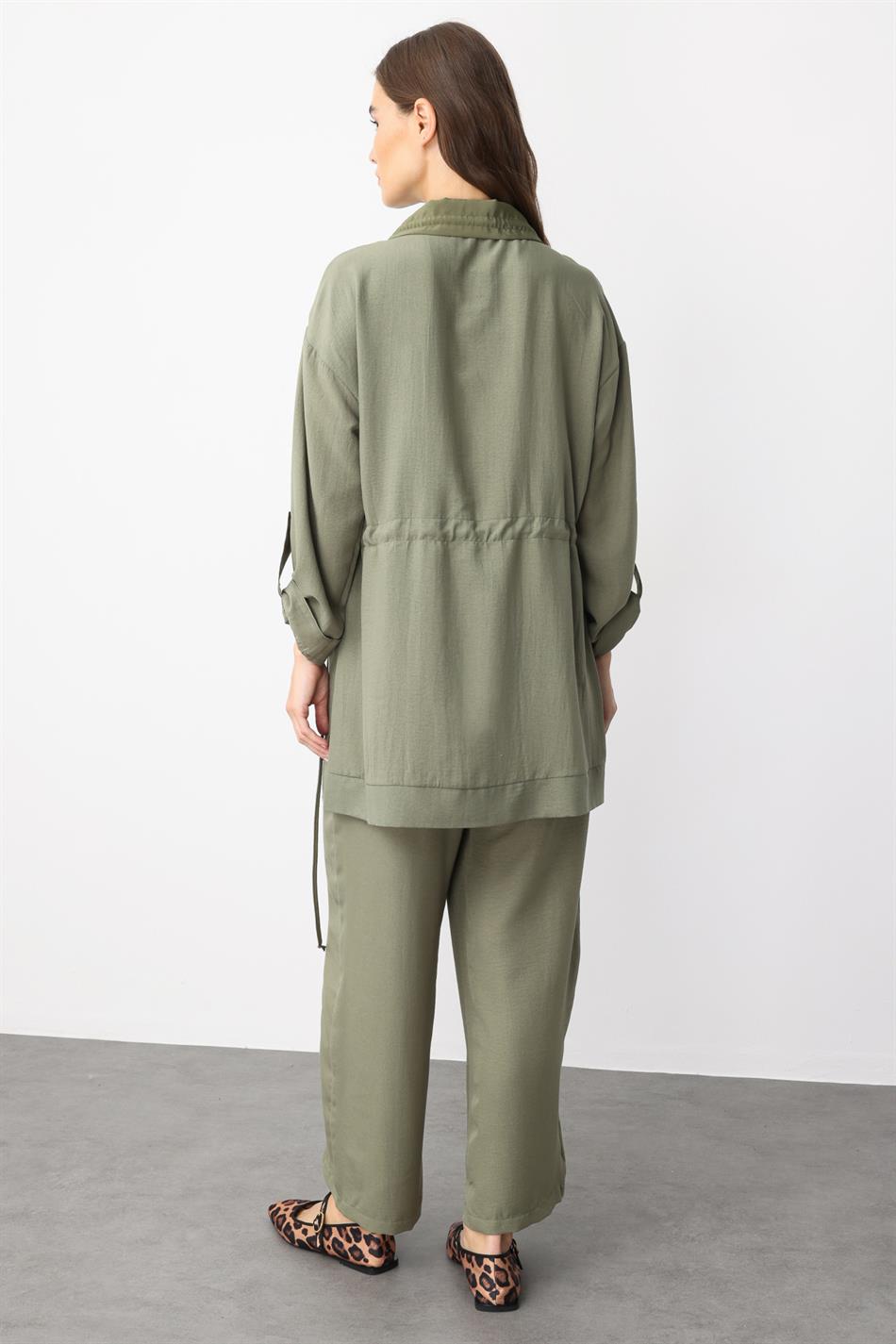 Comfortabel, sportief en chic pak van lichtgewicht zijde met plooien in de taille - Khaki