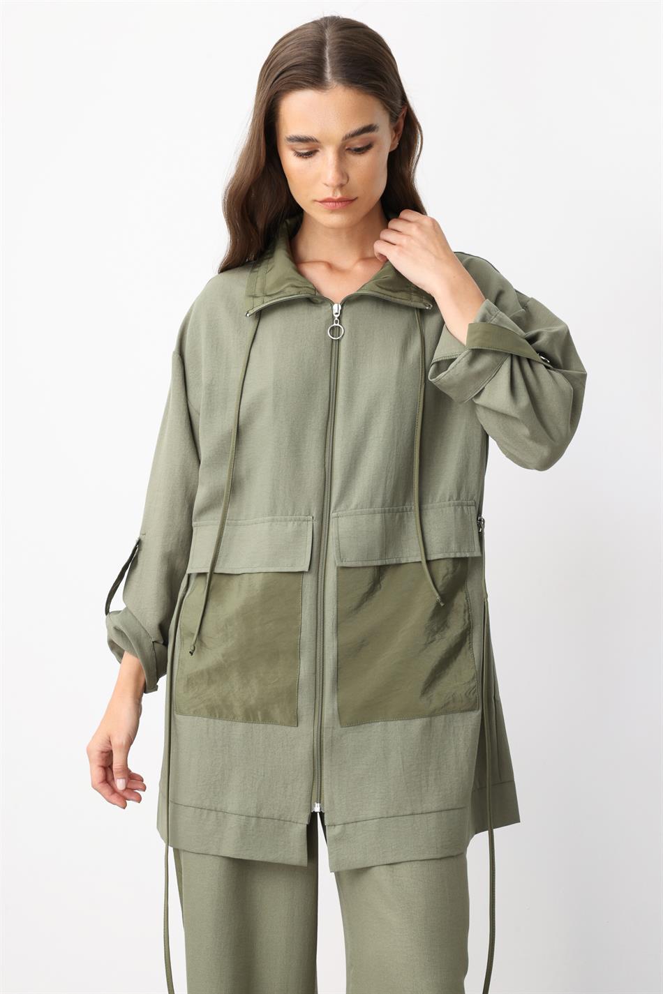 Comfortabel, sportief en chic pak van lichtgewicht zijde met plooien in de taille - Khaki