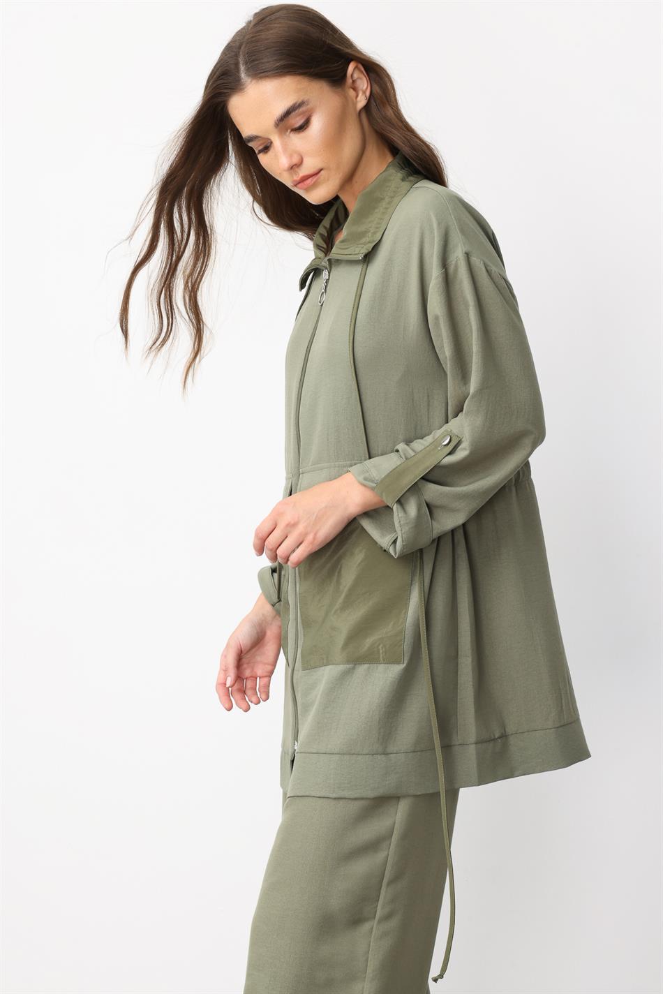 Comfortabel, sportief en chic pak van lichtgewicht zijde met plooien in de taille - Khaki