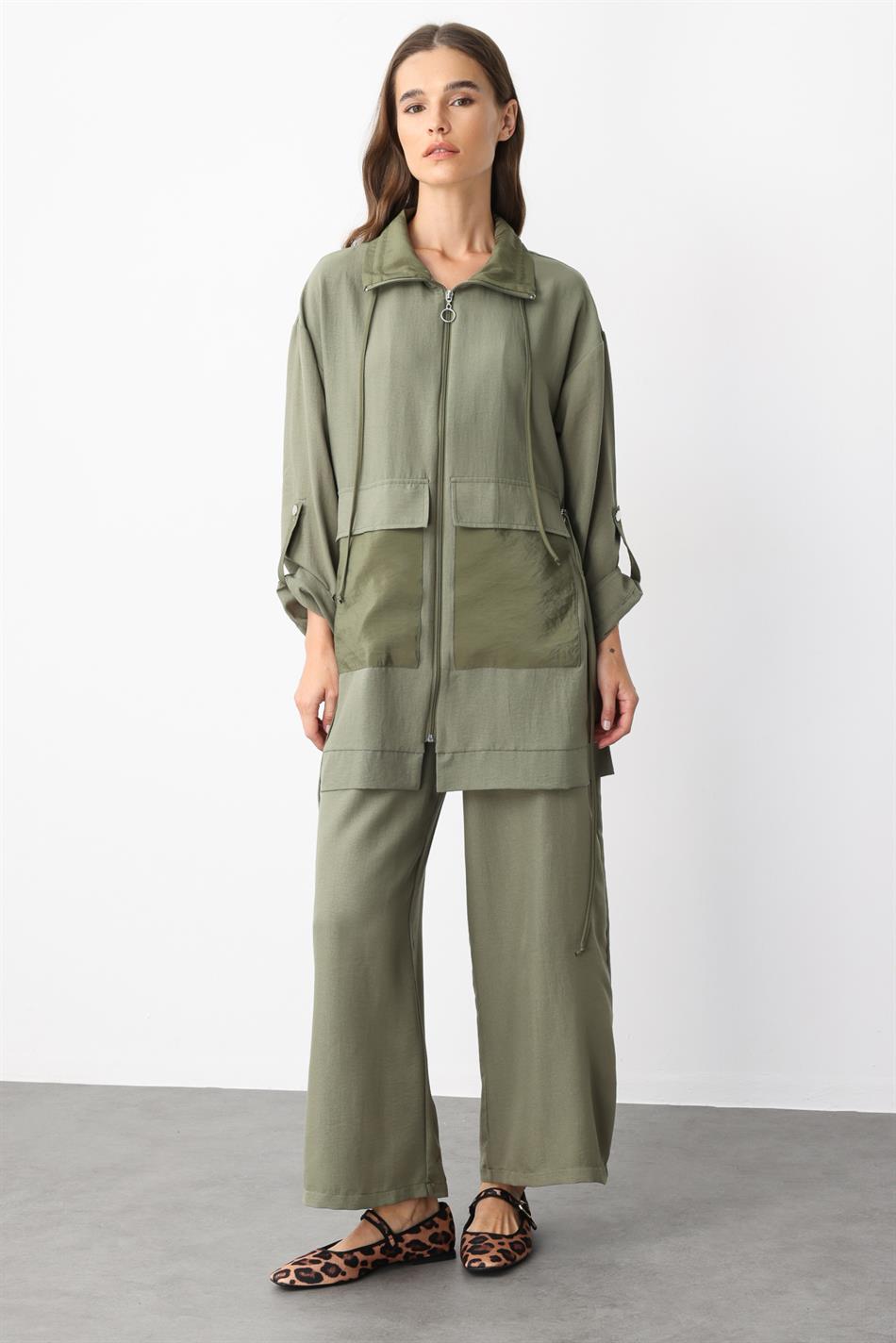 Comfortabel, sportief en chic pak van lichtgewicht zijde met plooien in de taille - Khaki