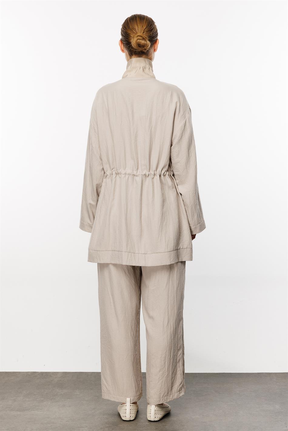 Comfortabele, sportieve en chique set met plooien in de taille, gemaakt van een zijdezachte, lichtgewicht stof.