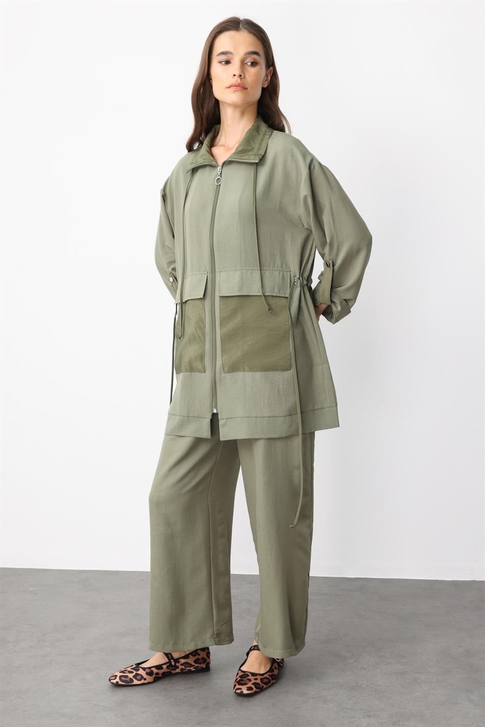 Comfortabel, sportief en chic pak van lichtgewicht zijde met plooien in de taille - Khaki