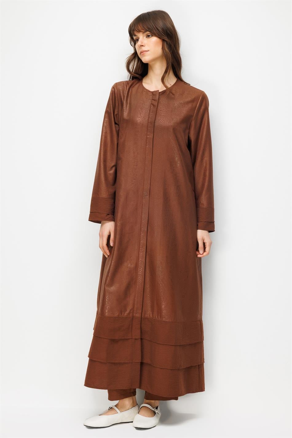 CROCODILE Özel Desen Soft Kumaş Üst Beden ve Aller Kat Kat Kol ve Alt Beden İpekçe Garni Zamansız-Kahve