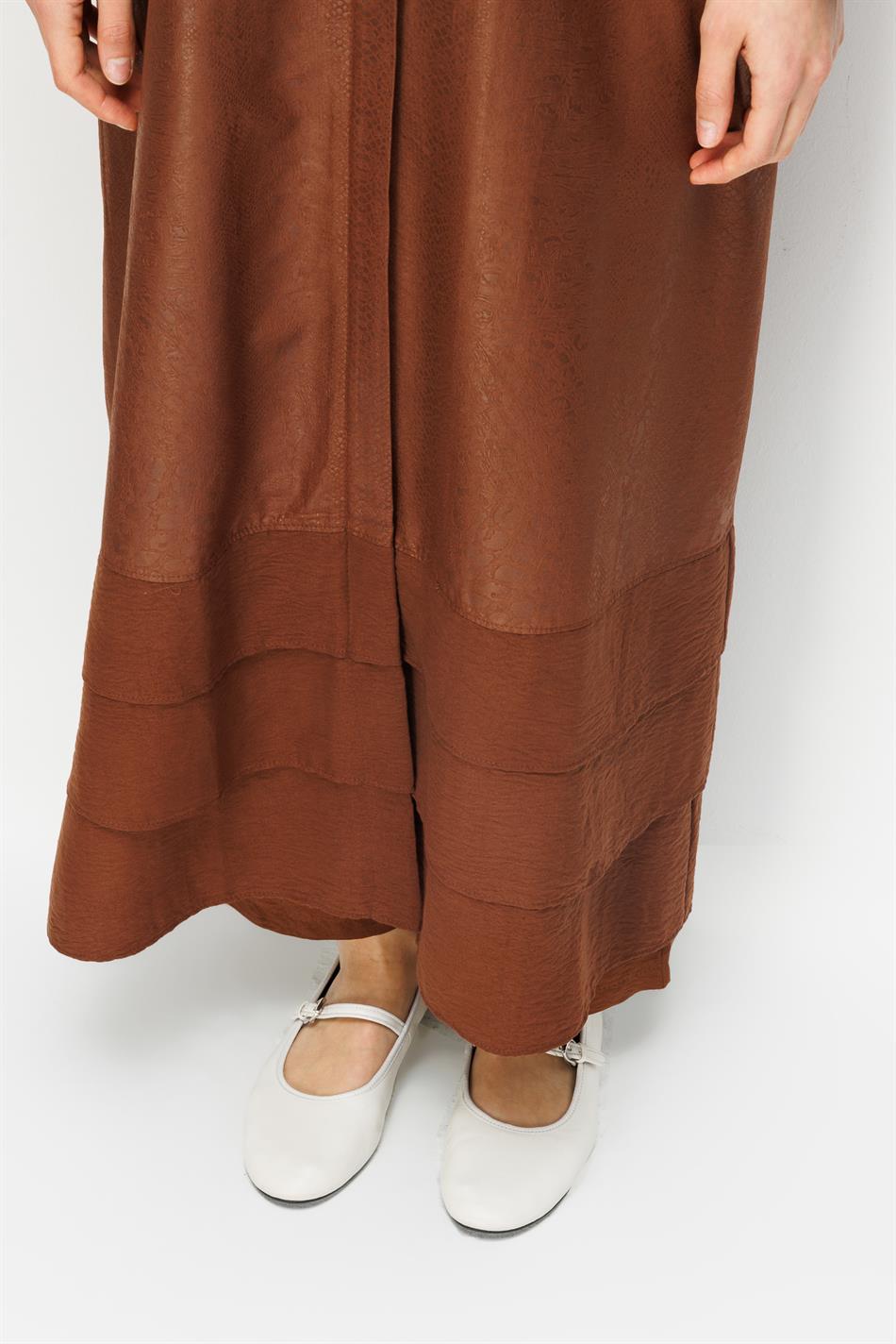 CROCODILE Özel Desen Soft Kumaş Üst Beden ve Aller Kat Kat Kol ve Alt Beden İpekçe Garni Zamansız-Kahve