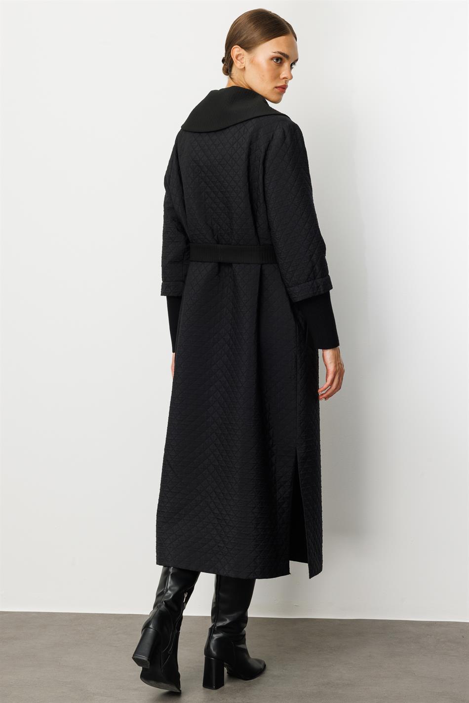 DB Wollstrickmantel mit detailliertem Futter, Jacquard-Steppung, saisonal, lang - Schwarz
