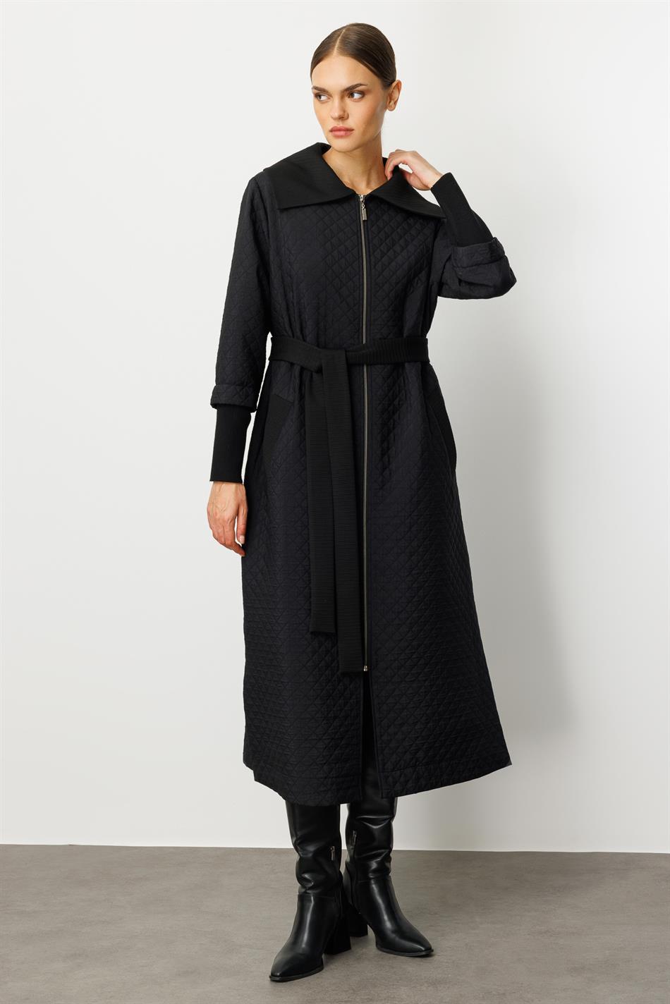 DB Wollstrickmantel mit detailliertem Futter, Jacquard-Steppung, saisonal, lang - Schwarz