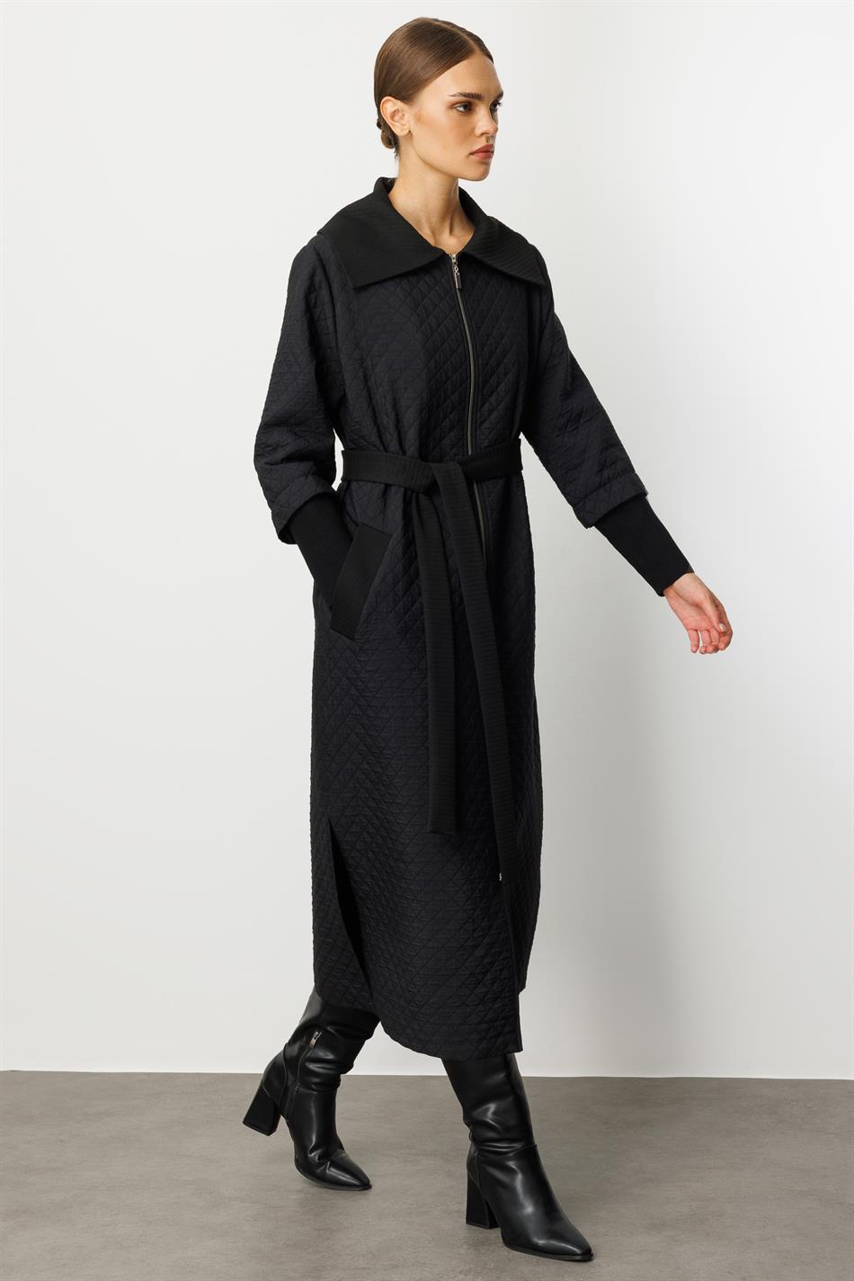 DB Wollstrickmantel mit detailliertem Futter, Jacquard-Steppung, saisonal, lang - Schwarz