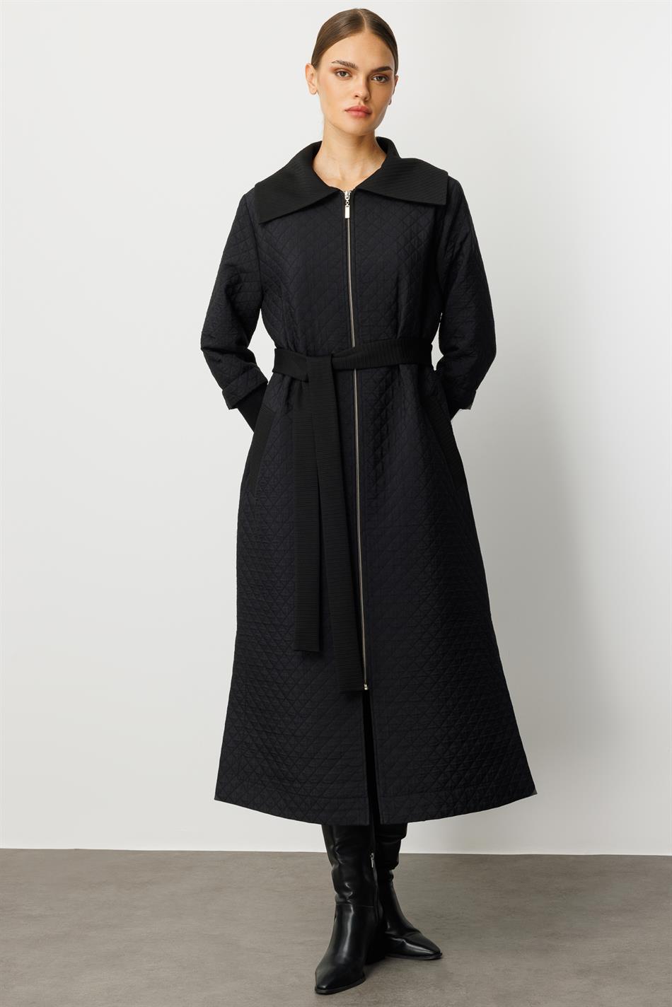 DB Wollstrickmantel mit detailliertem Futter, Jacquard-Steppung, saisonal, lang - Schwarz