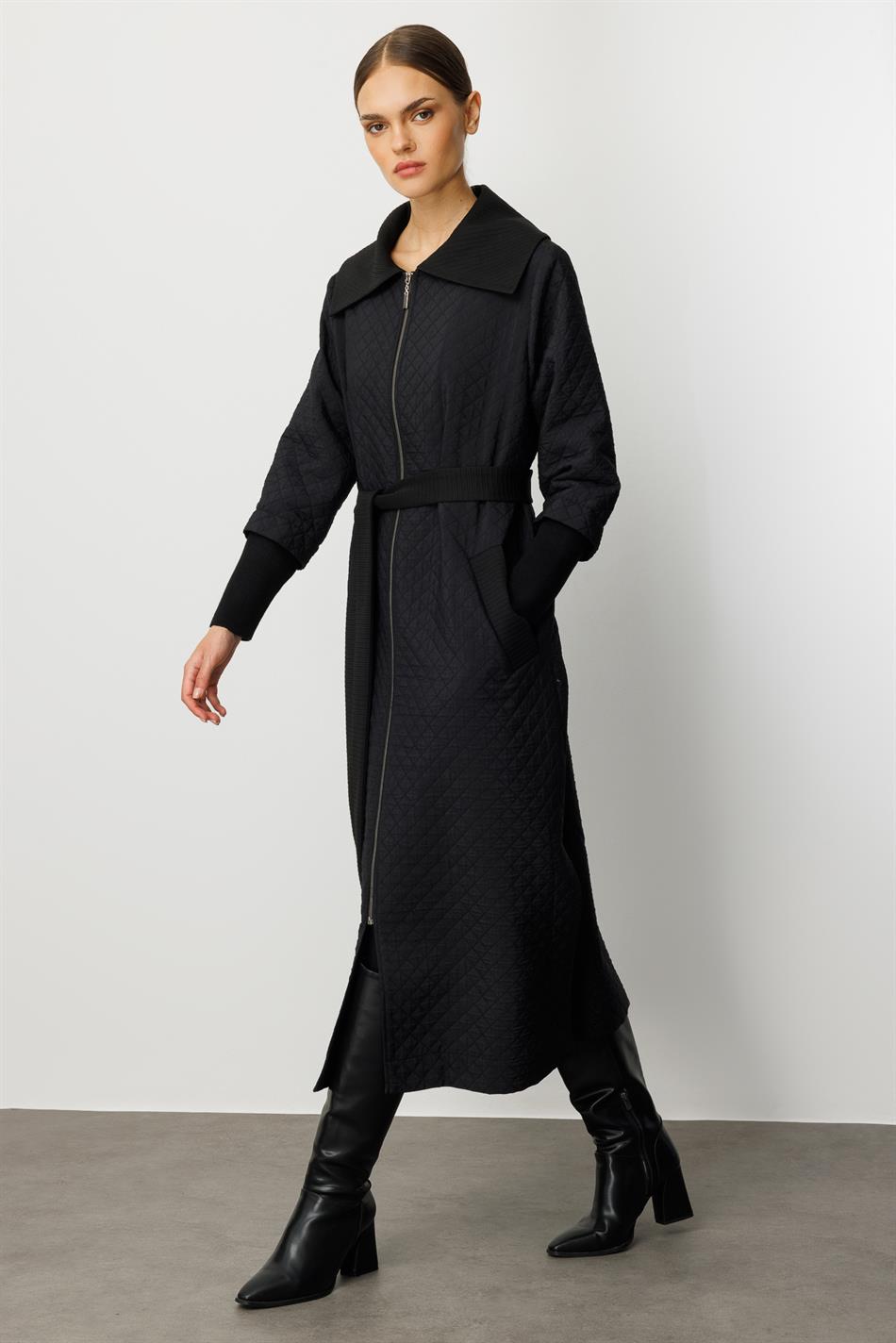 DB Wollstrickmantel mit detailliertem Futter, Jacquard-Steppung, saisonal, lang - Schwarz