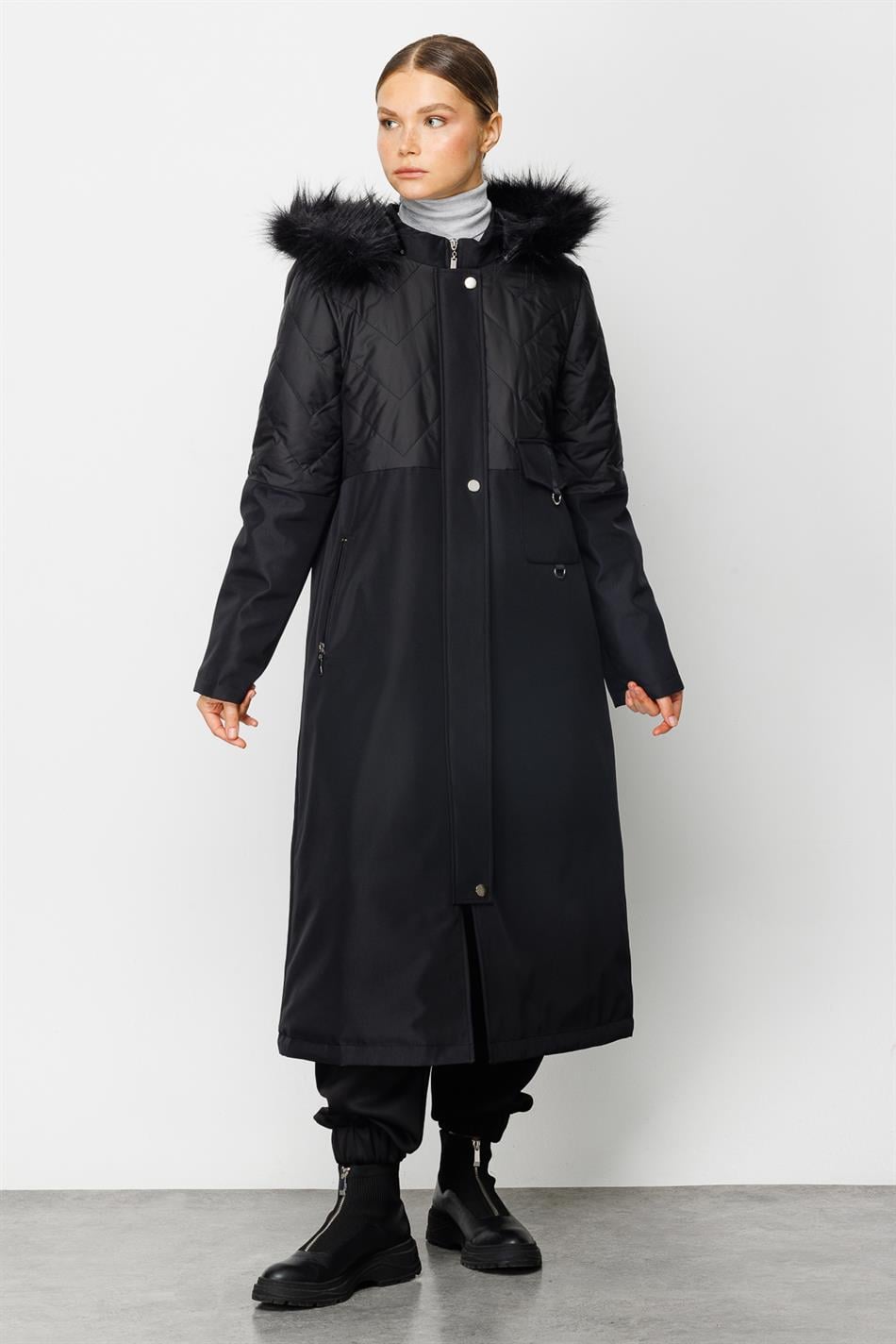 Gewatteerde jas met zakken en bontkraag - Zwart