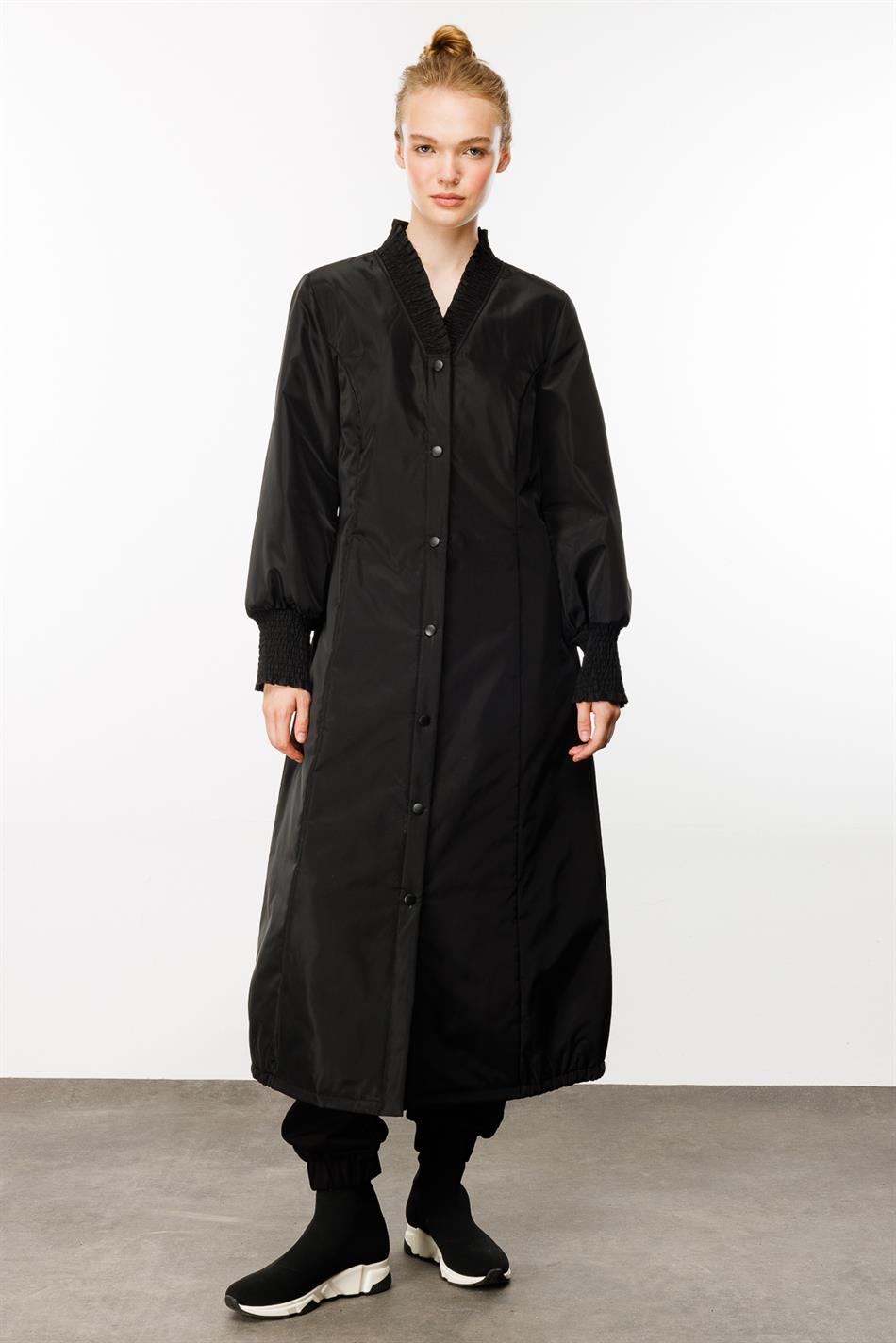 Əl işi, yumşaq, yaxalıq və qol detalları ilə xüsusi palto - qara