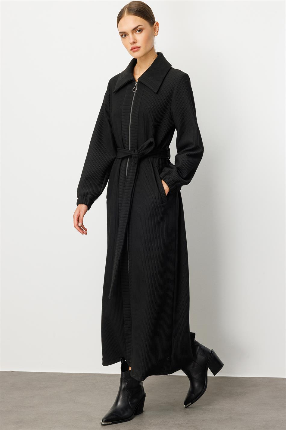 Zeitloser, besonderer Trenchcoat/Jacke - Schwarz, mit unterschiedlichen Längen- und Breitenabschlüssen, vollständig gefüttert, aus Otto-Stoff.