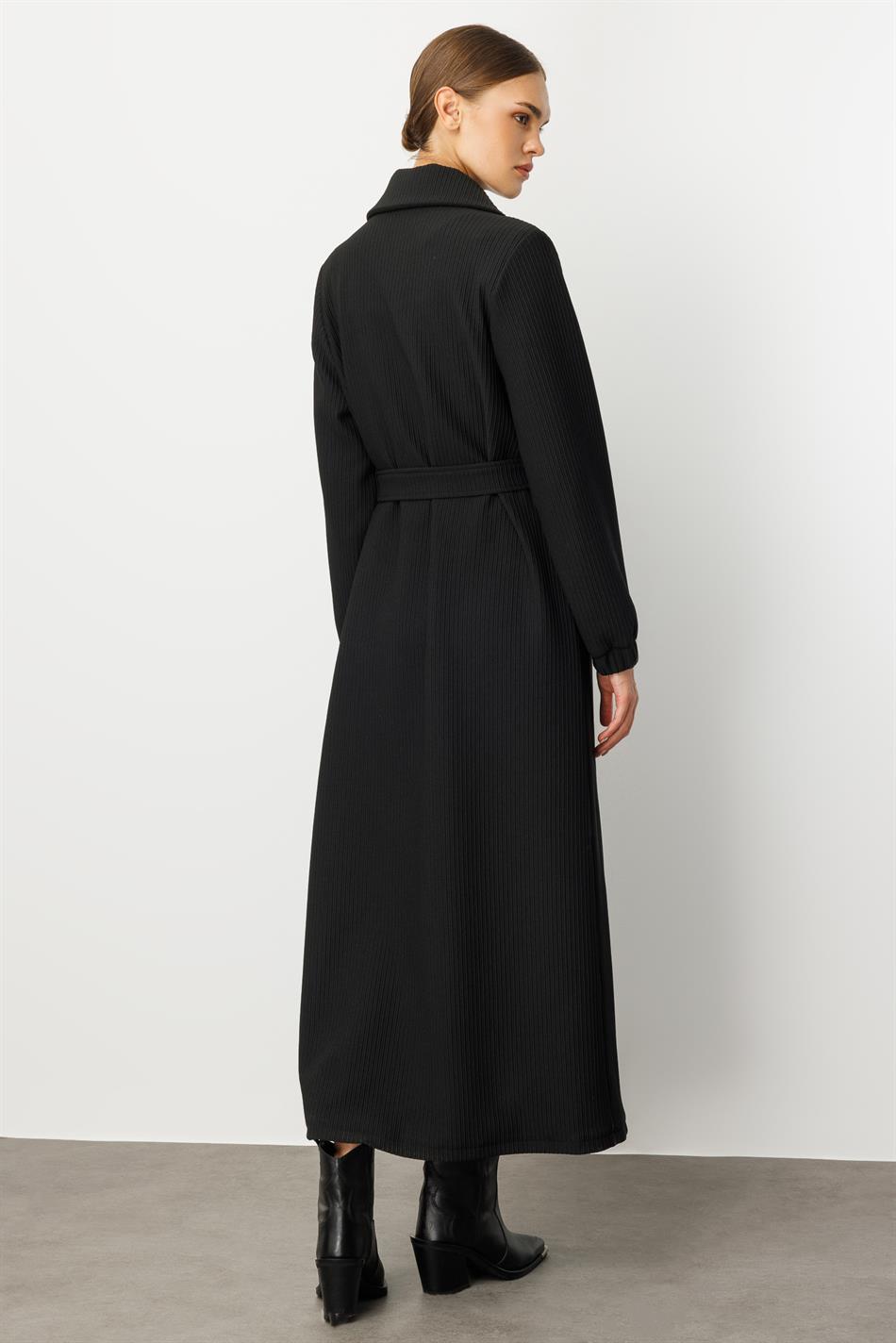 Zeitloser, besonderer Trenchcoat/Jacke - Schwarz, mit unterschiedlichen Längen- und Breitenabschlüssen, vollständig gefüttert, aus Otto-Stoff.