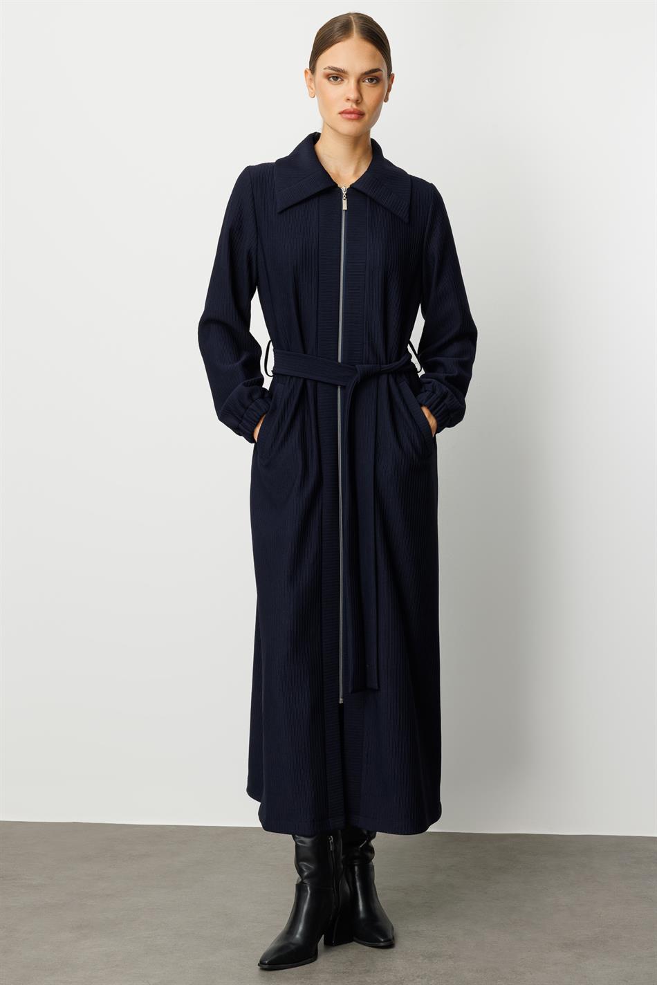 Zeitloser, besonderer Trenchcoat/Jacke - Marineblau, aus Otto-Stoff mit unterschiedlichen Verzierungen in Länge und Breite, vollständig gefüttert.