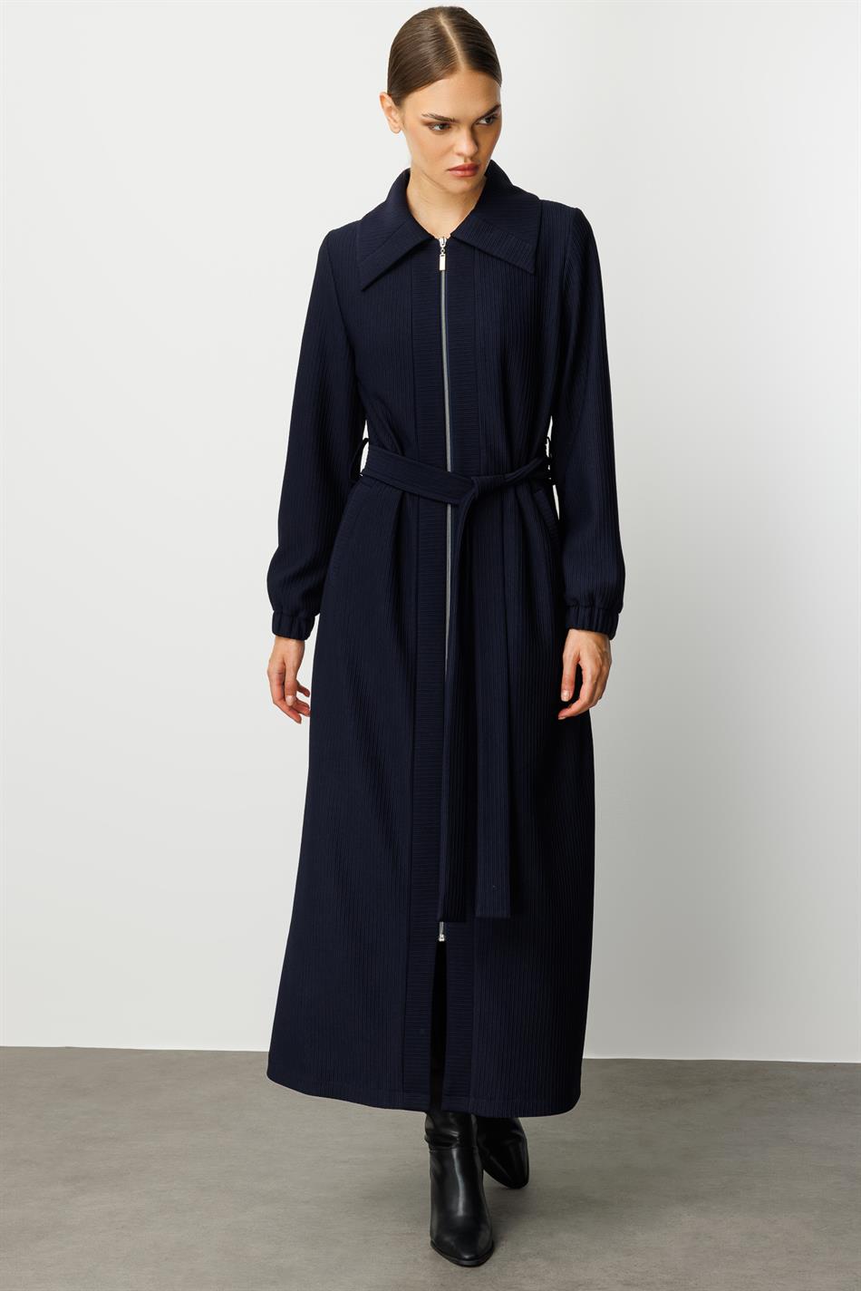 Zeitloser, besonderer Trenchcoat/Jacke - Marineblau, aus Otto-Stoff mit unterschiedlichen Verzierungen in Länge und Breite, vollständig gefüttert.