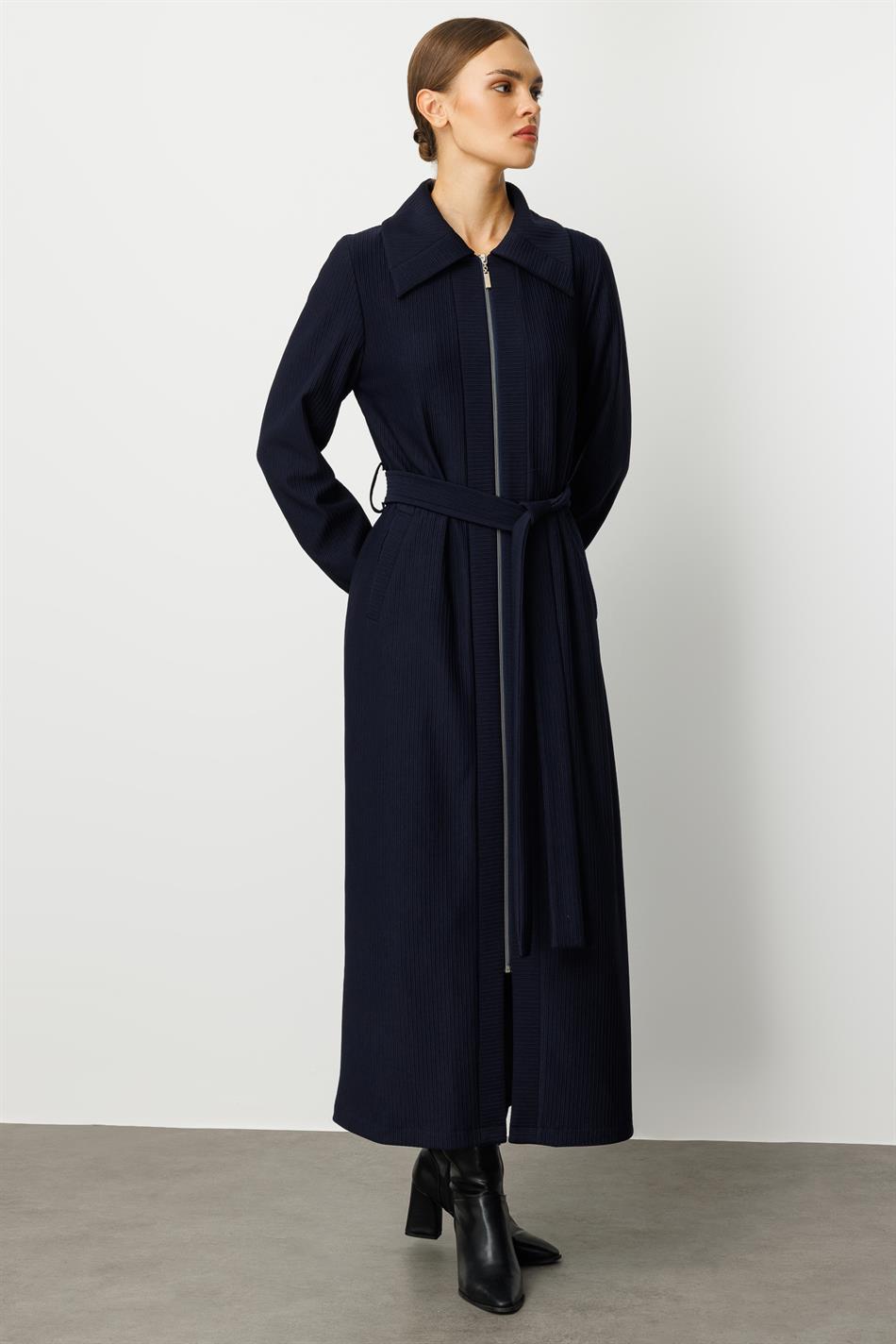 Zeitloser, besonderer Trenchcoat/Jacke - Marineblau, aus Otto-Stoff mit unterschiedlichen Verzierungen in Länge und Breite, vollständig gefüttert.
