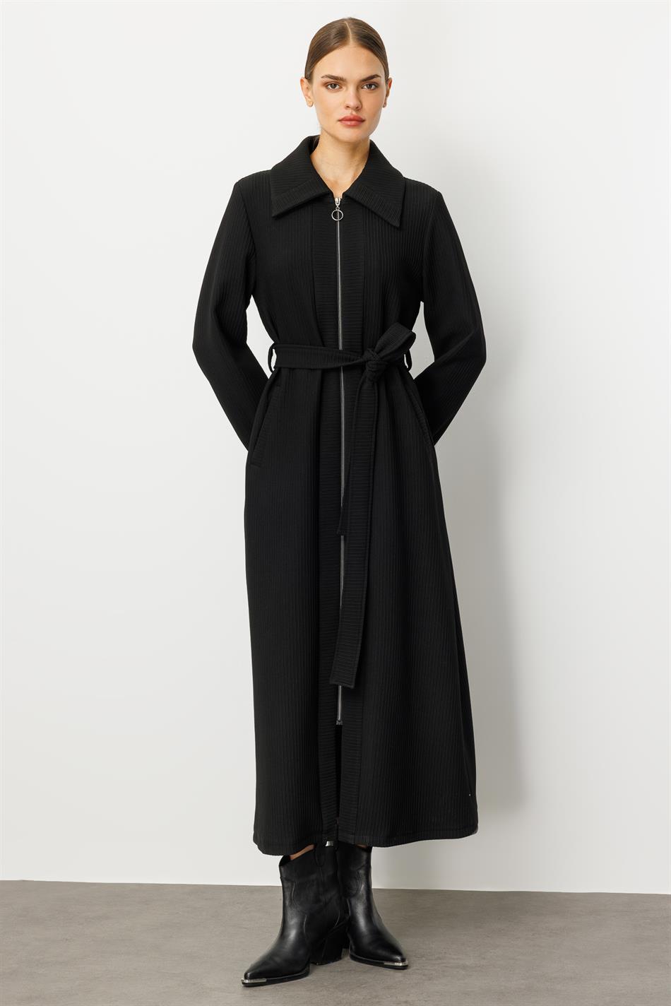 Zeitloser, besonderer Trenchcoat/Jacke - Schwarz, mit unterschiedlichen Längen- und Breitenabschlüssen, vollständig gefüttert, aus Otto-Stoff.